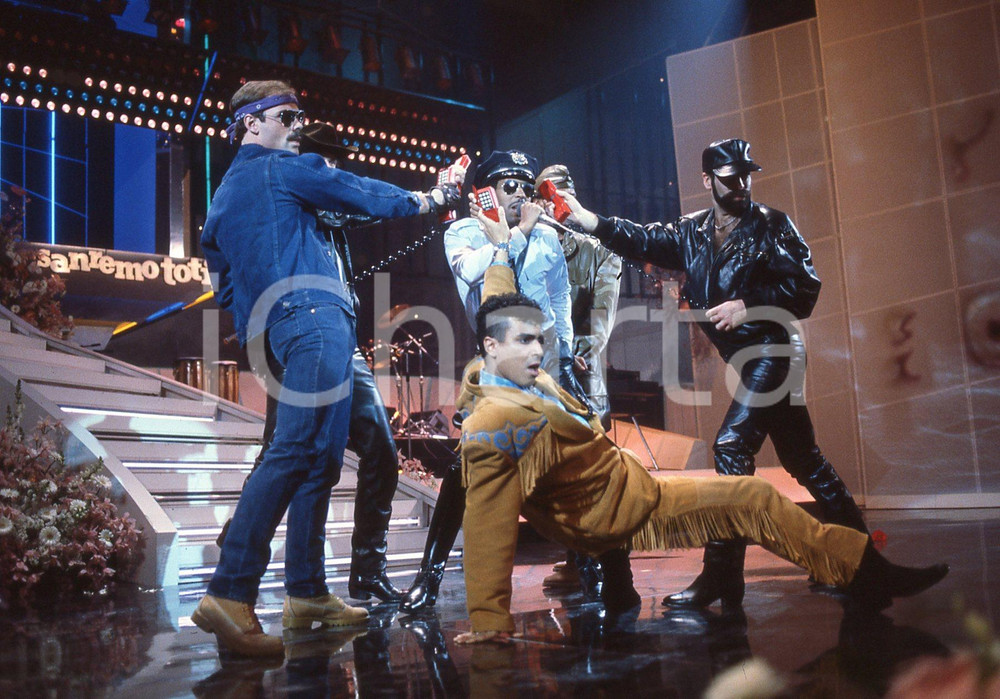 35mm vintage slide* 1985 VILLAGE PEOPLE a Festival di Sanremo (13) *originale   Diapositiva d'epoca, in formato 35 mm. CONDIZIONI: VERY GOODTutti i diritti riservati.E' severamente vietata la riproduzione. ICharta mette in vendita, sul negozio eBay e in esclusiva sul sito "icharta" il proprio archivio composto da numerose diapositive e negativi fotografici d'epoca, tutti originali e autentici, che attraversano la storia del costume italiano tra gli la fine degli anni Sessanta e Novanta.Si tratta di uno sguardo inedito sull'attualit&agrave;, la politica, la vita quotidiana, il gossip e la cultura, che fotografa il cambiamento della nazione in quest'ultimo scorcio del XX secolo. Un'occasione unica per il mercato del collezionismo, che vede finalmente disponibile un archivio eccezionale per vastit&agrave;, tematiche e condizioni, in un settore (il negativo fotografico e la diapositiva) di assoluta novit&agrave; e dalle interessanti prospettive di investimento.  originale e autentica 1