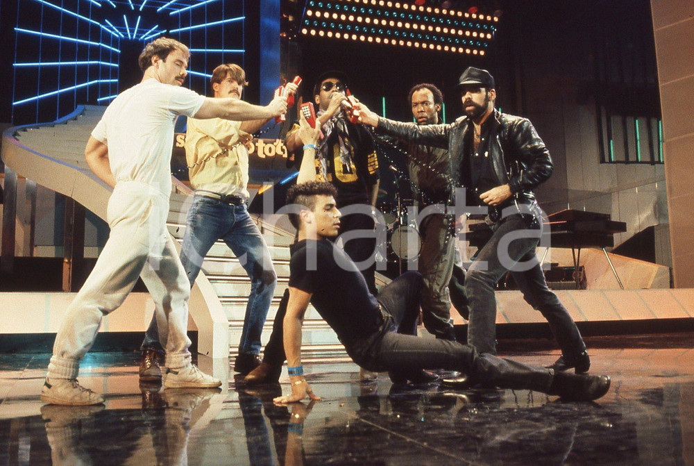 35mm vintage slide* 1985 VILLAGE PEOPLE a Festival di Sanremo (14) *originale   Diapositiva d'epoca, in formato 35 mm. CONDIZIONI: GOODTutti i diritti riservati.E' severamente vietata la riproduzione. ICharta mette in vendita, sul negozio eBay e in esclusiva sul sito "icharta" il proprio archivio composto da numerose diapositive e negativi fotografici d'epoca, tutti originali e autentici, che attraversano la storia del costume italiano tra gli la fine degli anni Sessanta e Novanta.Si tratta di uno sguardo inedito sull'attualità, la politica, la vita quotidiana, il gossip e la cultura, che fotografa il cambiamento della nazione in quest'ultimo scorcio del XX secolo. Un'occasione unica per il mercato del collezionismo, che vede finalmente disponibile un archivio eccezionale per vastità, tematiche e condizioni, in un settore (il negativo fotografico e la diapositiva) di assoluta novità e dalle interessanti prospettive di investimento.  originale e autentica 1