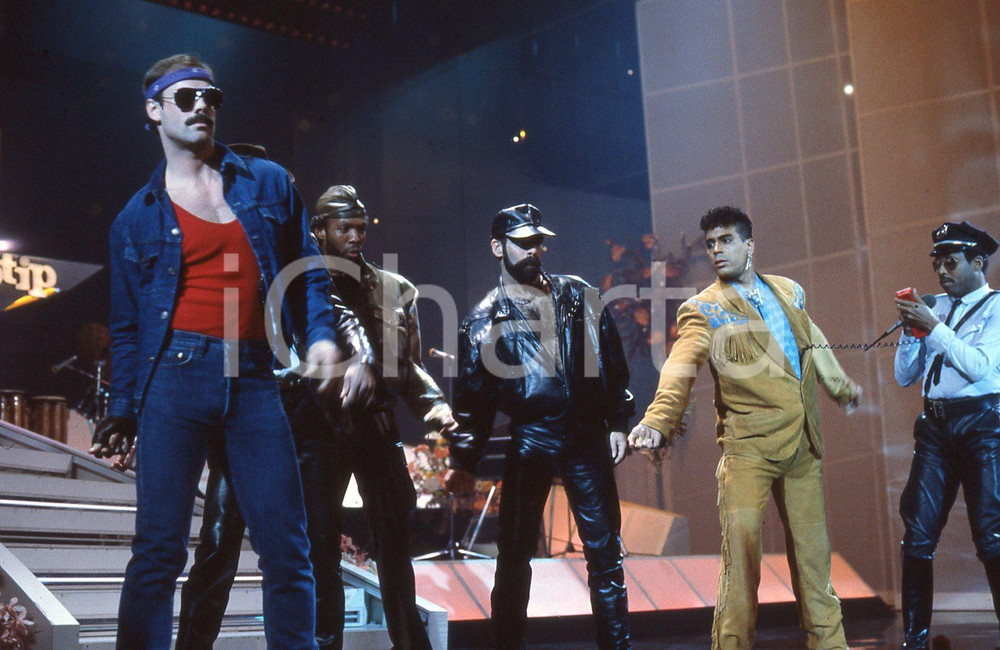 1985 VILLAGE PEOPLE a Festival di Sanremo (22) *35mm vintage slide   Diapositiva originale d'epoca, in formato 35 mm. CONDIZIONI: GOODTutti i diritti riservati.E' severamente vietata la riproduzione. ICharta mette in vendita, sul negozio eBay e in esclusiva sul sito "icharta" il proprio archivio composto da numerose diapositive e negativi fotografici d'epoca, tutti originali e autentici, che attraversano la storia del costume italiano tra gli la fine degli anni Sessanta e Novanta.Si tratta di uno sguardo inedito sull'attualità, la politica, la vita quotidiana, il gossip e la cultura, che fotografa il cambiamento della nazione in quest'ultimo scorcio del XX secolo. Un'occasione unica per il mercato del collezionismo, che vede finalmente disponibile un archivio eccezionale per vastità, tematiche e condizioni, in un settore (il negativo fotografico e la diapositiva) di assoluta novità e dalle interessanti prospettive di investimento. CONDIZIONI:FAIR/discretoFORMATO: 35mm originale e autentica 1