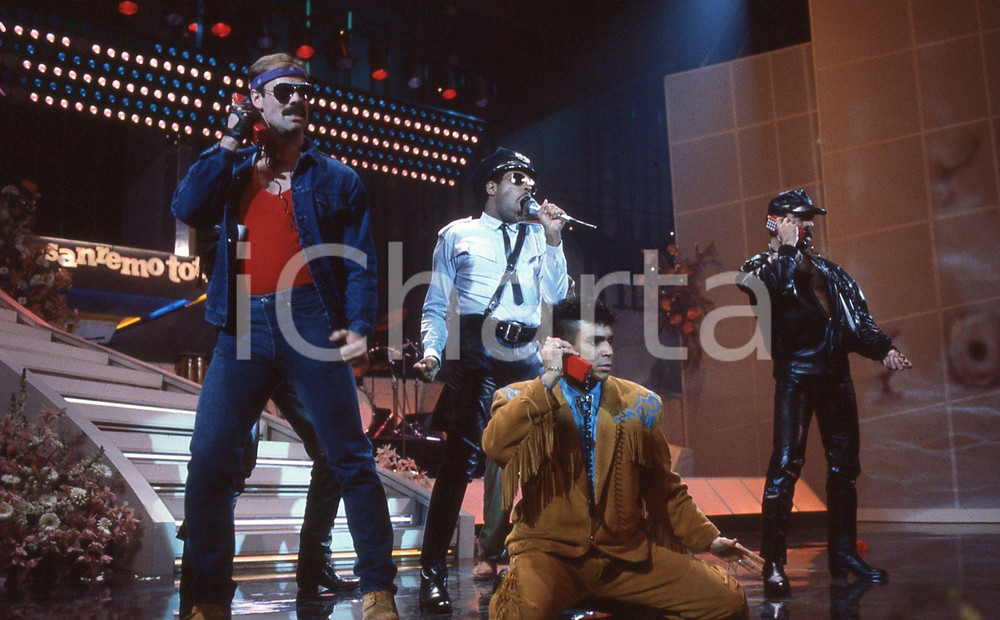 35mm vintage slide* 1985 VILLAGE PEOPLE a Festival di Sanremo (7) *originale   Diapositiva d'epoca, in formato 35 mm. CONDIZIONI: VERY GOODTutti i diritti riservati.E' severamente vietata la riproduzione. ICharta mette in vendita, sul negozio eBay e in esclusiva sul sito "icharta" il proprio archivio composto da numerose diapositive e negativi fotografici d'epoca, tutti originali e autentici, che attraversano la storia del costume italiano tra gli la fine degli anni Sessanta e Novanta.Si tratta di uno sguardo inedito sull'attualit&agrave;, la politica, la vita quotidiana, il gossip e la cultura, che fotografa il cambiamento della nazione in quest'ultimo scorcio del XX secolo. Un'occasione unica per il mercato del collezionismo, che vede finalmente disponibile un archivio eccezionale per vastit&agrave;, tematiche e condizioni, in un settore (il negativo fotografico e la diapositiva) di assoluta novit&agrave; e dalle interessanti prospettive di investimento.  originale e autentica 1