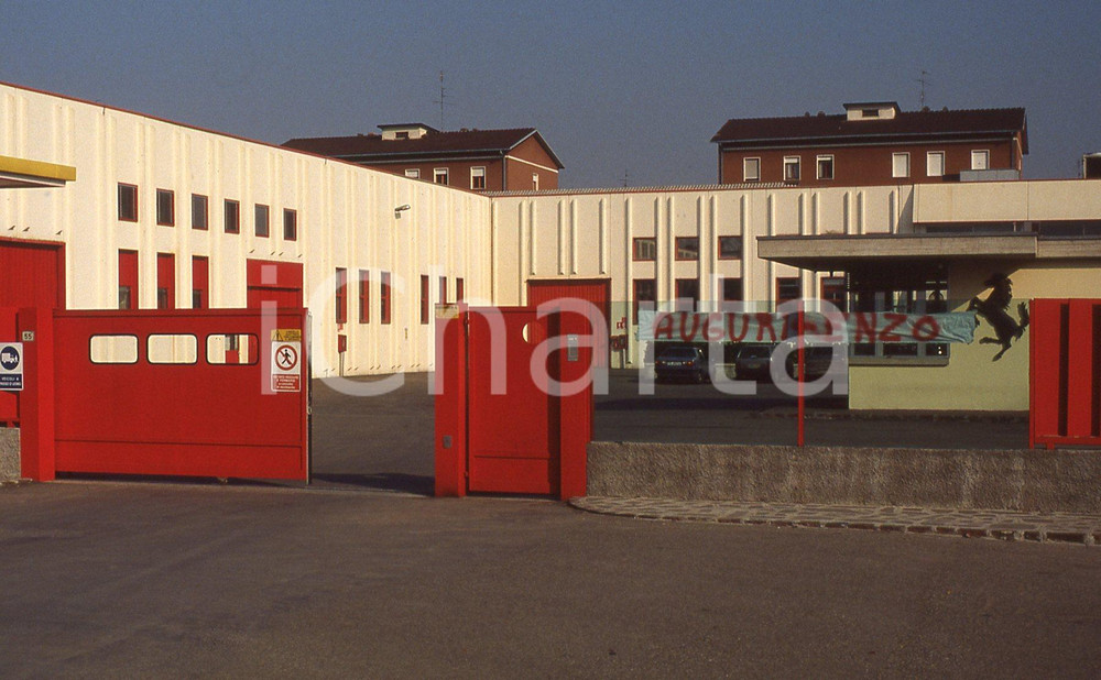 35mm vintage slide* 1988 MARANELLO ingresso Ferrari con striscione "Auguri Enzo"   Diapositiva d'epoca, in formato 35 mm. CONDIZIONI: GOODTutti i diritti riservati.E' severamente vietata la riproduzione. ICharta mette in vendita, sul negozio eBay e in esclusiva sul sito "icharta" il proprio archivio composto da numerose diapositive e negativi fotografici d'epoca, tutti originali e autentici, che attraversano la storia del costume italiano tra gli la fine degli anni Sessanta e Novanta.Si tratta di uno sguardo inedito sull'attualità, la politica, la vita quotidiana, il gossip e la cultura, che fotografa il cambiamento della nazione in quest'ultimo scorcio del XX secolo. Un'occasione unica per il mercato del collezionismo, che vede finalmente disponibile un archivio eccezionale per vastità, tematiche e condizioni, in un settore (il negativo fotografico e la diapositiva) di assoluta novità e dalle interessanti prospettive di investimento.  originale e autentica 1