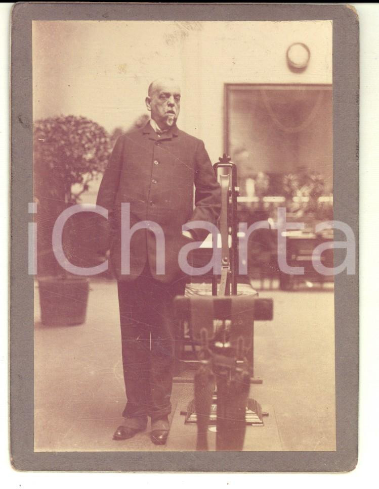 1890 ca MILANO (?) Ritratto maschile con macchina a cinghia *Foto 9x12 cm