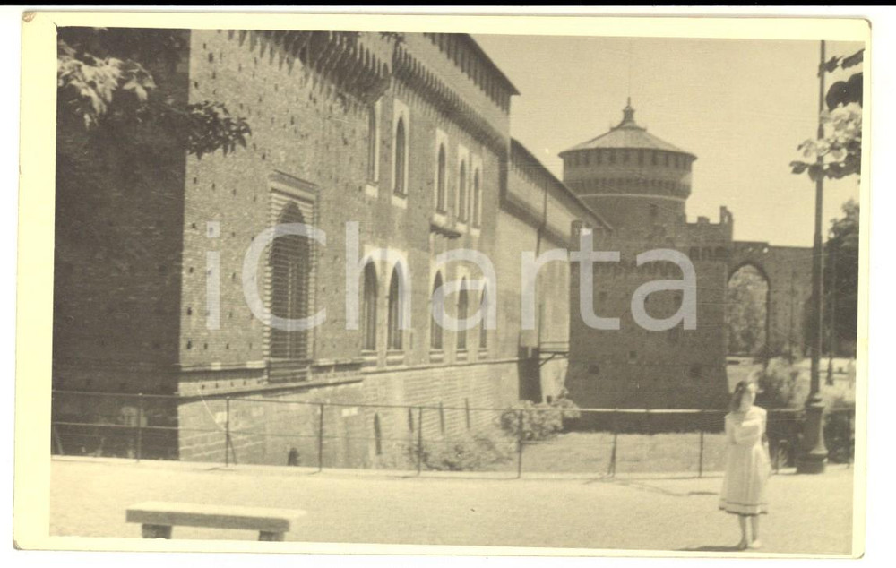 1940 ca MILANO Ritratto di donna al Castello Sforzesco - Foto cartolina