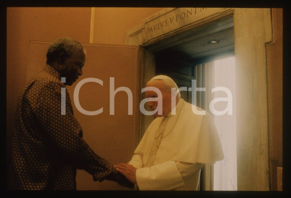 1989 GIOVANNI PAOLO II incontra NELSON MANDELA *35mm VINTAGE SLIDE 1   Diapositiva d'epoca, in formato 35 mm. CONDIZIONI: GOODTutti i diritti riservati.E' severamente vietata la riproduzione. ICharta mette in vendita, sul negozio eBay e in esclusiva sul sito "icharta" il proprio archivio composto da numerose diapositive e negativi fotografici d'epoca, tutti originali e autentici, che attraversano la storia del costume italiano tra gli la fine degli anni Sessanta e Novanta.Si tratta di uno sguardo inedito sull'attualità, la politica, la vita quotidiana, il gossip e la cultura, che fotografa il cambiamento della nazione in quest'ultimo scorcio del XX secolo. Un'occasione unica per il mercato del collezionismo, che vede finalmente disponibile un archivio eccezionale per vastità, tematiche e condizioni, in un settore (il negativo fotografico e la diapositiva) di assoluta novità e dalle interessanti prospettive di investimento.  originale e autentica 1
