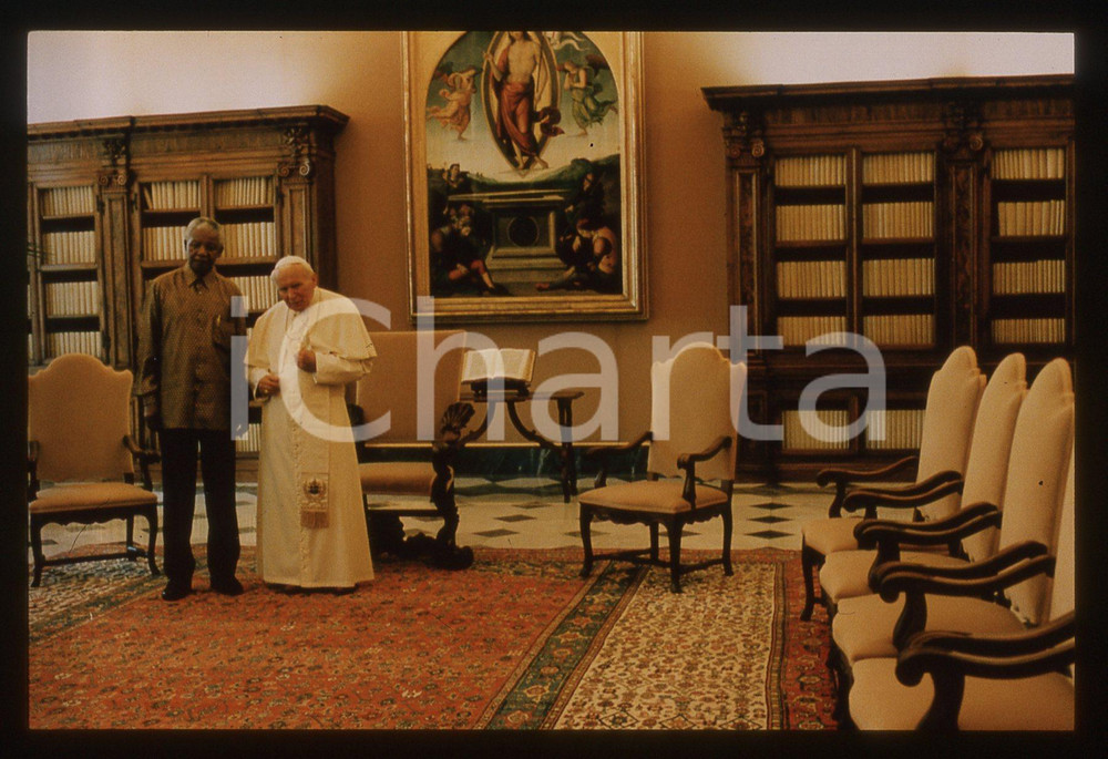 1989 GIOVANNI PAOLO II incontra NELSON MANDELA *35mm VINTAGE SLIDE   Diapositiva d'epoca, in formato 35 mm. CONDIZIONI: GOODTutti i diritti riservati.E' severamente vietata la riproduzione. ICharta mette in vendita, sul negozio eBay e in esclusiva sul sito "icharta" il proprio archivio composto da numerose diapositive e negativi fotografici d'epoca, tutti originali e autentici, che attraversano la storia del costume italiano tra gli la fine degli anni Sessanta e Novanta.Si tratta di uno sguardo inedito sull'attualità, la politica, la vita quotidiana, il gossip e la cultura, che fotografa il cambiamento della nazione in quest'ultimo scorcio del XX secolo. Un'occasione unica per il mercato del collezionismo, che vede finalmente disponibile un archivio eccezionale per vastità, tematiche e condizioni, in un settore (il negativo fotografico e la diapositiva) di assoluta novità e dalle interessanti prospettive di investimento.  originale e autentica 1