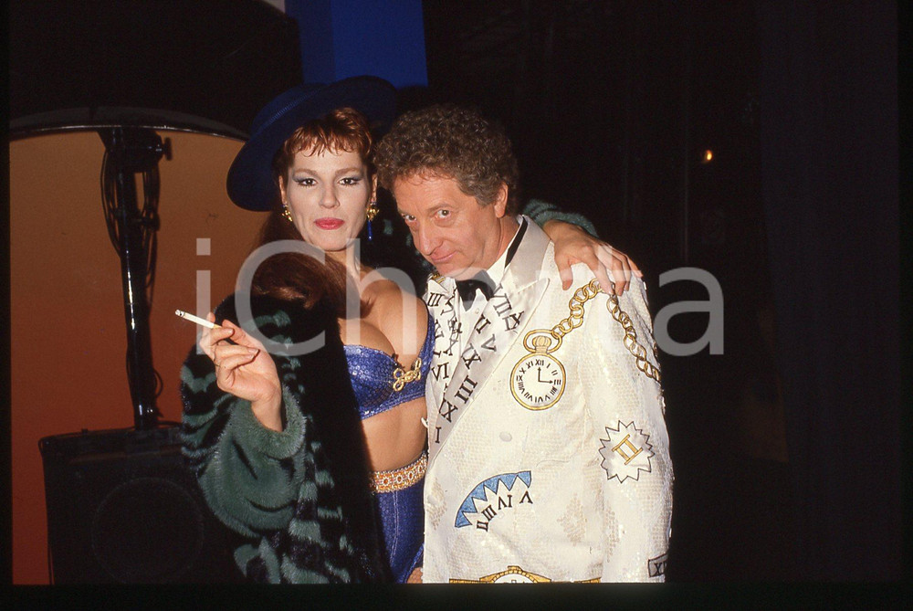 35mm vintage slide* 1985 DRIVE IN Italia 1  TINI' CANSINO + GIANFRANCO D'ANGELO   Diapositiva d'epoca, in formato 35 mm. CONDIZIONI: GOODTutti i diritti riservati.E' severamente vietata la riproduzione. ICharta mette in vendita, sul negozio eBay e in esclusiva sul sito "icharta" il proprio archivio composto da numerose diapositive e negativi fotografici d'epoca, tutti originali e autentici, che attraversano la storia del costume italiano tra gli la fine degli anni Sessanta e Novanta.Si tratta di uno sguardo inedito sull'attualità, la politica, la vita quotidiana, il gossip e la cultura, che fotografa il cambiamento della nazione in quest'ultimo scorcio del XX secolo. Un'occasione unica per il mercato del collezionismo, che vede finalmente disponibile un archivio eccezionale per vastità, tematiche e condizioni, in un settore (il negativo fotografico e la diapositiva) di assoluta novità e dalle interessanti prospettive di investimento.  originale e autentica 1