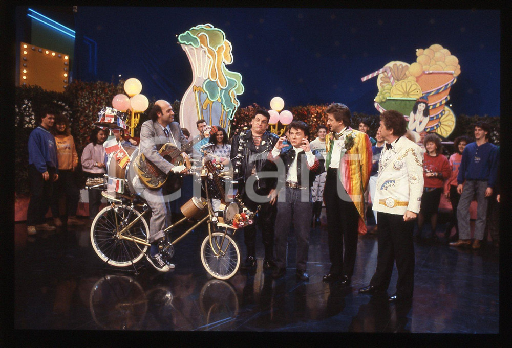 35mm vintage slide* 1985ca DRIVE IN Italia 1 FRANCESCO SALVI, PUPO, EZIO GREGGIO   Diapositiva d'epoca, in formato 35 mm. CONDIZIONI: GOODTutti i diritti riservati.E' severamente vietata la riproduzione. ICharta mette in vendita, sul negozio eBay e in esclusiva sul sito "icharta" il proprio archivio composto da numerose diapositive e negativi fotografici d'epoca, tutti originali e autentici, che attraversano la storia del costume italiano tra gli la fine degli anni Sessanta e Novanta.Si tratta di uno sguardo inedito sull'attualità, la politica, la vita quotidiana, il gossip e la cultura, che fotografa il cambiamento della nazione in quest'ultimo scorcio del XX secolo. Un'occasione unica per il mercato del collezionismo, che vede finalmente disponibile un archivio eccezionale per vastità, tematiche e condizioni, in un settore (il negativo fotografico e la diapositiva) di assoluta novità e dalle interessanti prospettive di investimento.  originale e autentica 1