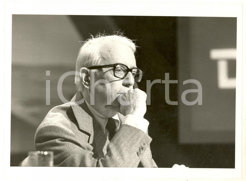 1985 ca RAI UNO - FILM DOSSIER Ritratto di Enzo BIAGI durante la trasmissione Fotografia di agenzia. CONDIZIONI: GFORMATO: 24x18 cm  originale e autentica 1