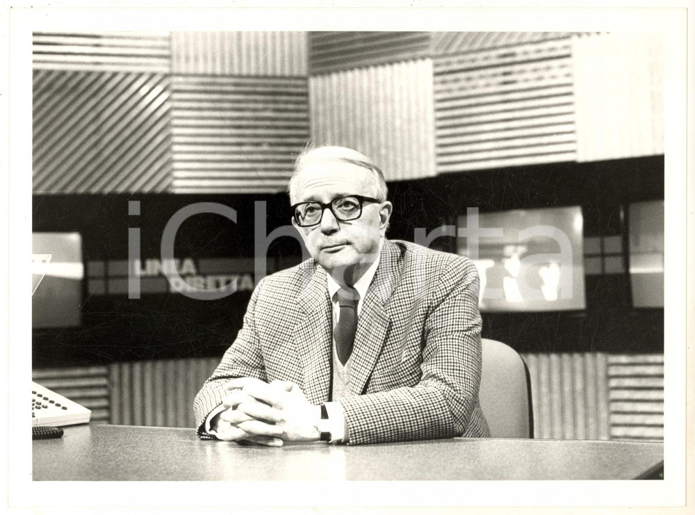 1985 ca RAI UNO - LINEA DIRETTA Ritratto di Enzo BIAGI durante la trasmissione Fotografia di agenzia. CONDIZIONI: GFORMATO: 24x18 cm  originale e autentica 1