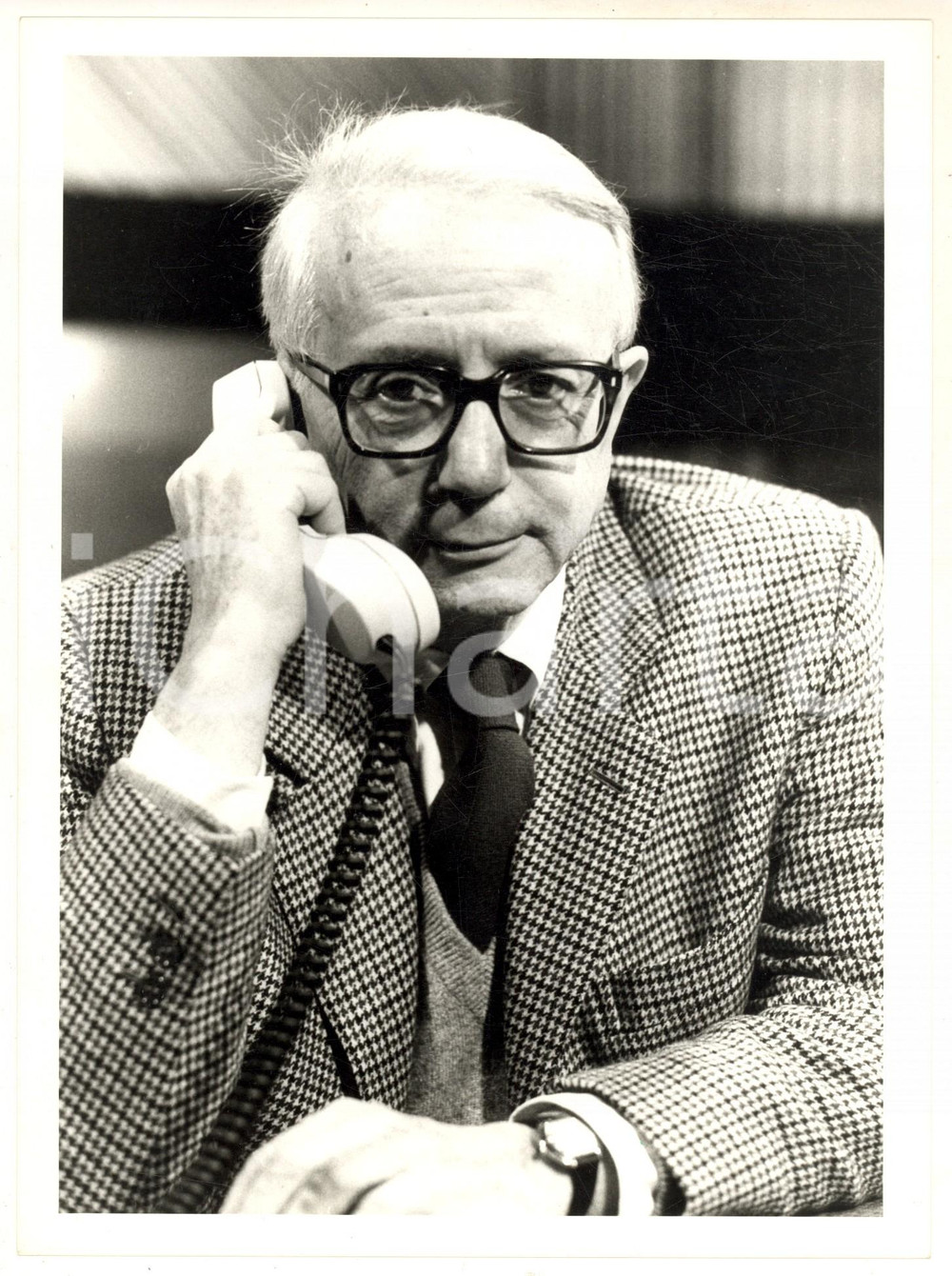1985 ca RAI UNO - LINEA DIRETTA Ritratto di Enzo BIAGI al telefono *Foto 18x24 Fotografia di agenzia. CONDIZIONI: GFORMATO: 18x24 cm  originale e autentica 1