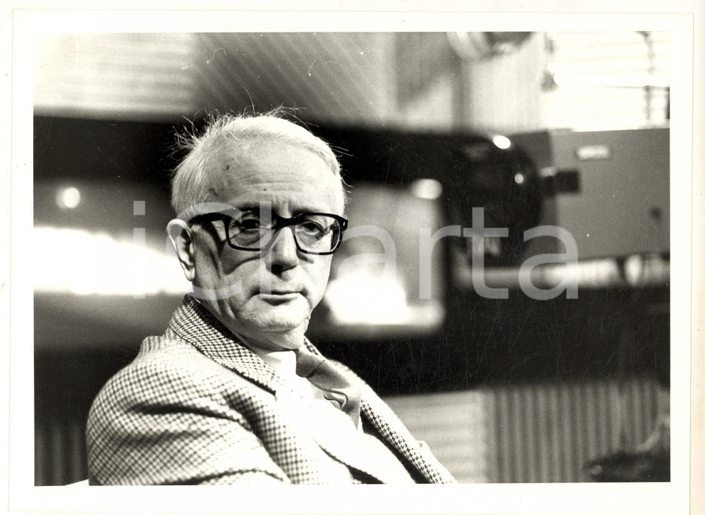 1985 ca RAI UNO - LINEA DIRETTA Ritratto di Enzo BIAGI - Foto 24x18 cm Fotografia di agenzia. CONDIZIONI: G (le macchie bianche visibili al margine superiore costituiscono un difetto di stampa risalente al negativo originale)FORMATO: 24x18 cm  originale e autentica 1