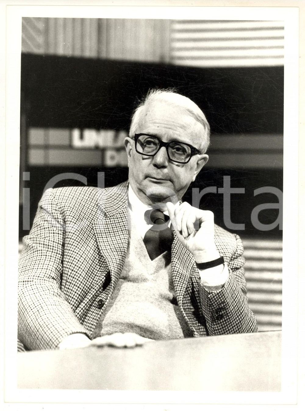 1985 ca RAI UNO - LINEA DIRETTA Ritratto di Enzo BIAGI *Fotografia 18x24 cm Fotografia di agenzia. CONDIZIONI: GFORMATO: 18x24 cm  originale e autentica 1
