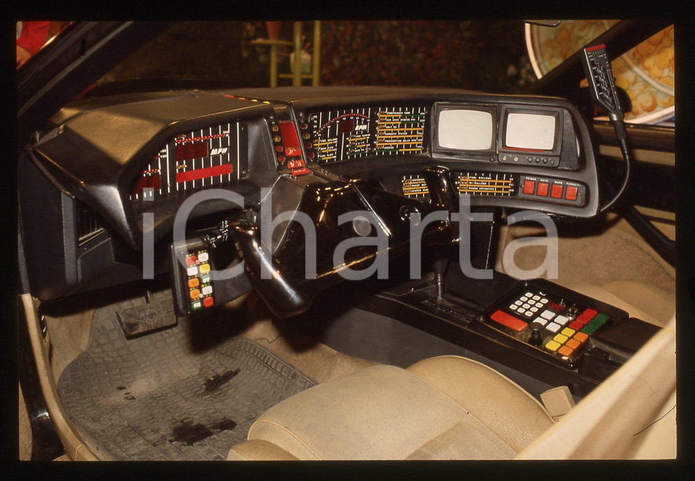 35mm vintage slide* 1985 DRIVE IN DAVID HASSELHOFF interni Supercar KITT   Diapositiva d'epoca, in formato 35 mm. CONDIZIONI: GOODTutti i diritti riservati.E' severamente vietata la riproduzione. ICharta mette in vendita, sul negozio eBay e in esclusiva sul sito "icharta" il proprio archivio composto da numerose diapositive e negativi fotografici d'epoca, tutti originali e autentici, che attraversano la storia del costume italiano tra gli la fine degli anni Sessanta e Novanta.Si tratta di uno sguardo inedito sull'attualità, la politica, la vita quotidiana, il gossip e la cultura, che fotografa il cambiamento della nazione in quest'ultimo scorcio del XX secolo. Un'occasione unica per il mercato del collezionismo, che vede finalmente disponibile un archivio eccezionale per vastità, tematiche e condizioni, in un settore (il negativo fotografico e la diapositiva) di assoluta novità e dalle interessanti prospettive di investimento.  originale e autentica 1