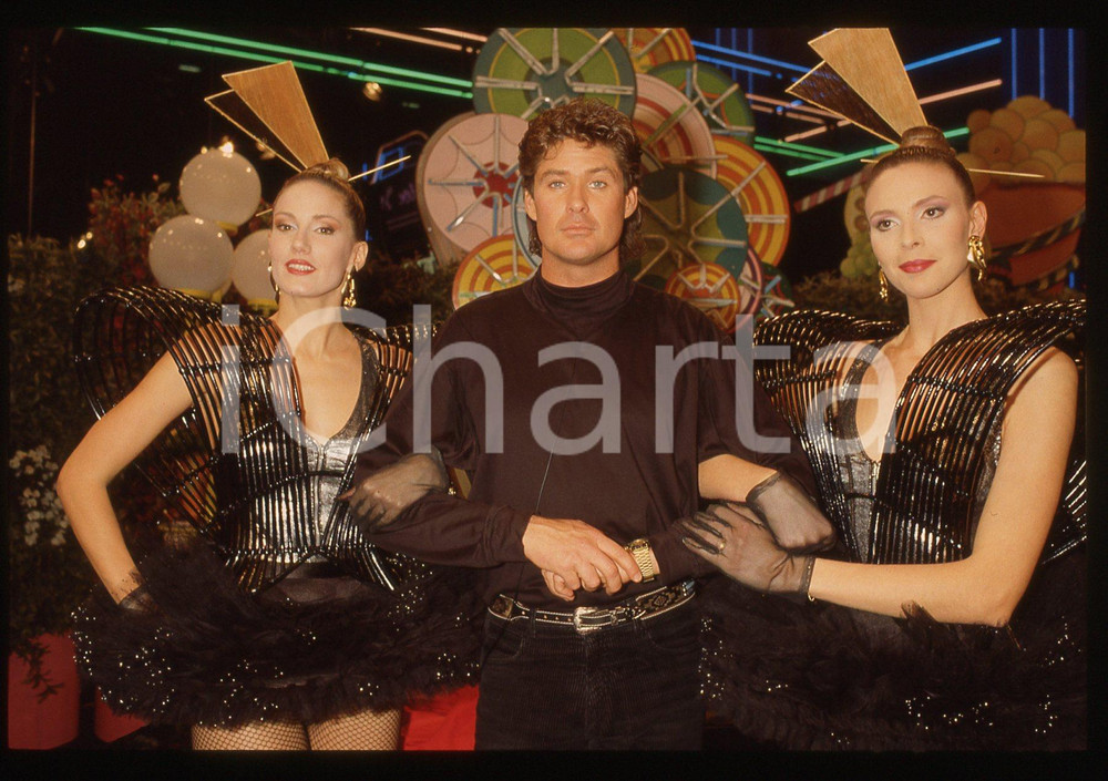 35mm vintage slide* 1985ca DRIVE IN Italia 1 DAVID HASSELHOFF e ragazze Bombers   Diapositiva d'epoca, in formato 35 mm. CONDIZIONI: GOODTutti i diritti riservati.E' severamente vietata la riproduzione. ICharta mette in vendita, sul negozio eBay e in esclusiva sul sito "icharta" il proprio archivio composto da numerose diapositive e negativi fotografici d'epoca, tutti originali e autentici, che attraversano la storia del costume italiano tra gli la fine degli anni Sessanta e Novanta.Si tratta di uno sguardo inedito sull'attualità, la politica, la vita quotidiana, il gossip e la cultura, che fotografa il cambiamento della nazione in quest'ultimo scorcio del XX secolo. Un'occasione unica per il mercato del collezionismo, che vede finalmente disponibile un archivio eccezionale per vastità, tematiche e condizioni, in un settore (il negativo fotografico e la diapositiva) di assoluta novità e dalle interessanti prospettive di investimento.  originale e autentica 1