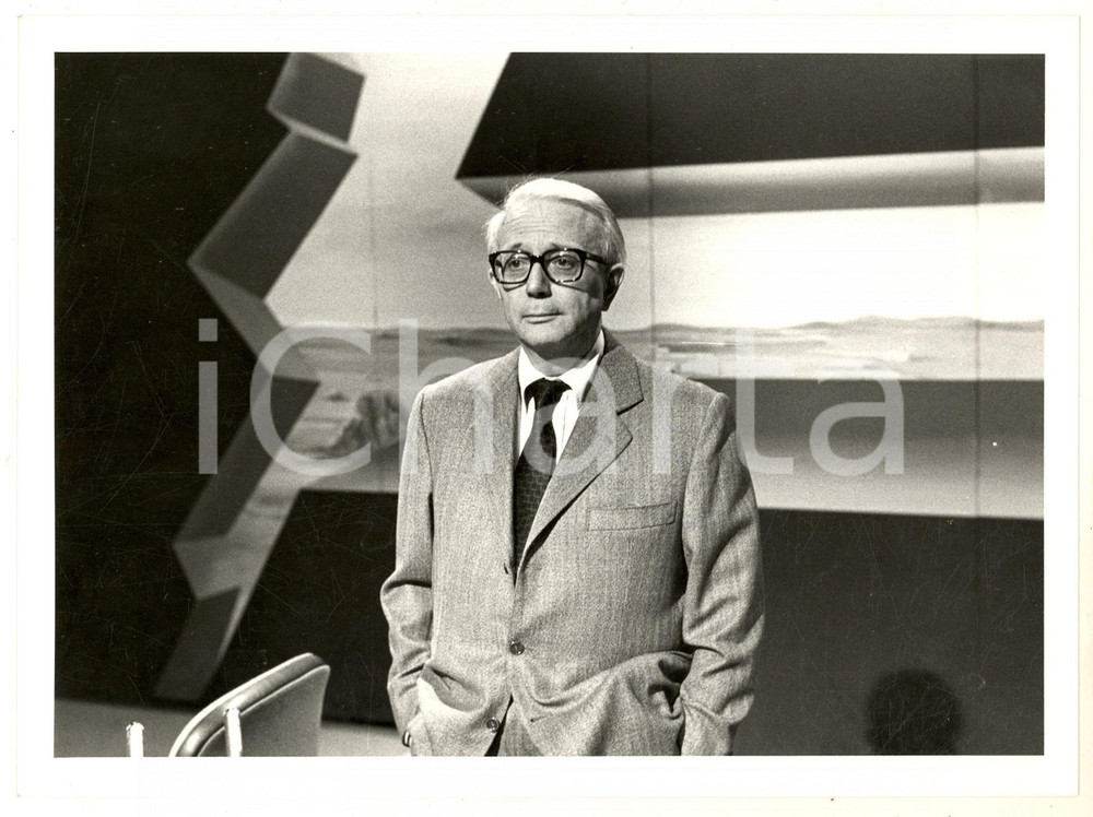 1985 ca ca RAI UNO - FILM DOSSIER Ritratto di Enzo BIAGI - Fotografia 24x18 Fotografia di agenzia. CONDIZIONI: GFORMATO: 24x18 cm  originale e autentica 1
