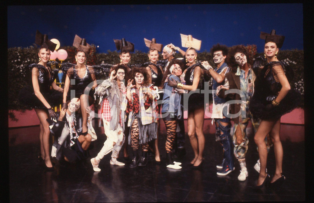 35mm vintage slide* 1985 DRIVE IN Italia 1  Gruppo Zombies con ragazze Bombers   Diapositiva d'epoca, in formato 35 mm. CONDIZIONI: GOODTutti i diritti riservati.E' severamente vietata la riproduzione. ICharta mette in vendita, sul negozio eBay e in esclusiva sul sito "icharta" il proprio archivio composto da numerose diapositive e negativi fotografici d'epoca, tutti originali e autentici, che attraversano la storia del costume italiano tra gli la fine degli anni Sessanta e Novanta.Si tratta di uno sguardo inedito sull'attualità, la politica, la vita quotidiana, il gossip e la cultura, che fotografa il cambiamento della nazione in quest'ultimo scorcio del XX secolo. Un'occasione unica per il mercato del collezionismo, che vede finalmente disponibile un archivio eccezionale per vastità, tematiche e condizioni, in un settore (il negativo fotografico e la diapositiva) di assoluta novità e dalle interessanti prospettive di investimento.  originale e autentica 1