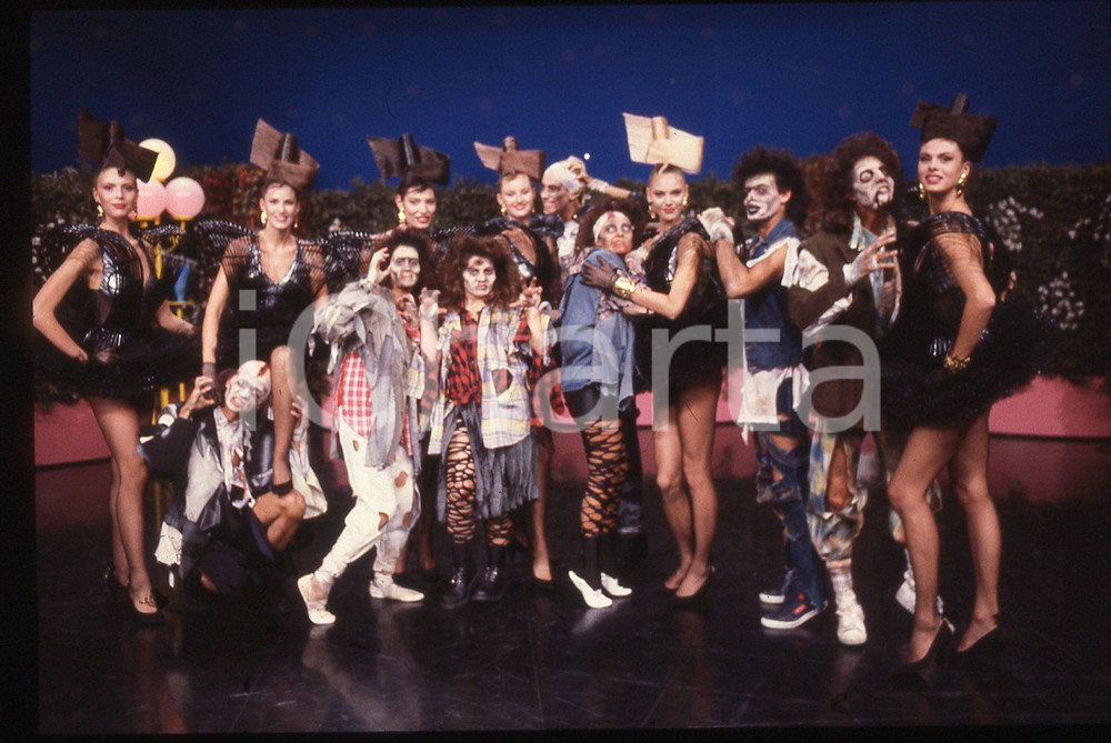 35mm vintage slide* 1985 DRIVE IN Italia 1  Gruppo di Zombies e ragazze Bombers   Diapositiva d'epoca, in formato 35 mm. CONDIZIONI: VERY GOODTutti i diritti riservati.E' severamente vietata la riproduzione. ICharta mette in vendita, sul negozio eBay e in esclusiva sul sito "icharta" il proprio archivio composto da numerose diapositive e negativi fotografici d'epoca, tutti originali e autentici, che attraversano la storia del costume italiano tra gli la fine degli anni Sessanta e Novanta.Si tratta di uno sguardo inedito sull'attualit&agrave;, la politica, la vita quotidiana, il gossip e la cultura, che fotografa il cambiamento della nazione in quest'ultimo scorcio del XX secolo. Un'occasione unica per il mercato del collezionismo, che vede finalmente disponibile un archivio eccezionale per vastit&agrave;, tematiche e condizioni, in un settore (il negativo fotografico e la diapositiva) di assoluta novit&agrave; e dalle interessanti prospettive di investimento.  originale e autentica 1