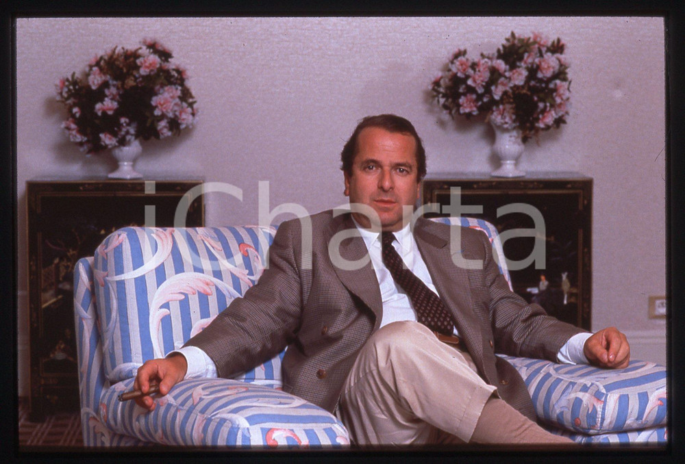 35mm vintage slide* 1989 FESTIVAL DE DEAUVILLE Paul-Loup Sulitzer ***   Diapositiva d'epoca, in formato 35 mm. CONDIZIONI: GOODTutti i diritti riservati.E' severamente vietata la riproduzione. ICharta mette in vendita, sul negozio eBay e in esclusiva sul sito "icharta" il proprio archivio composto da numerose diapositive e negativi fotografici d'epoca, tutti originali e autentici, che attraversano la storia del costume italiano tra gli la fine degli anni Sessanta e Novanta.Si tratta di uno sguardo inedito sull'attualità, la politica, la vita quotidiana, il gossip e la cultura, che fotografa il cambiamento della nazione in quest'ultimo scorcio del XX secolo. Un'occasione unica per il mercato del collezionismo, che vede finalmente disponibile un archivio eccezionale per vastità, tematiche e condizioni, in un settore (il negativo fotografico e la diapositiva) di assoluta novità e dalle interessanti prospettive di investimento.  originale e autentica 1