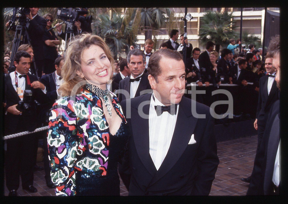 35mm vintage slide* 1990ca FESTIVAL DE CANNES Paul-Loup Sulitzer   Diapositiva d'epoca, in formato 35 mm. CONDIZIONI: GOODTutti i diritti riservati.E' severamente vietata la riproduzione. ICharta mette in vendita, sul negozio eBay e in esclusiva sul sito "icharta" il proprio archivio composto da numerose diapositive e negativi fotografici d'epoca, tutti originali e autentici, che attraversano la storia del costume italiano tra gli la fine degli anni Sessanta e Novanta.Si tratta di uno sguardo inedito sull'attualità, la politica, la vita quotidiana, il gossip e la cultura, che fotografa il cambiamento della nazione in quest'ultimo scorcio del XX secolo. Un'occasione unica per il mercato del collezionismo, che vede finalmente disponibile un archivio eccezionale per vastità, tematiche e condizioni, in un settore (il negativo fotografico e la diapositiva) di assoluta novità e dalle interessanti prospettive di investimento.  originale e autentica 1