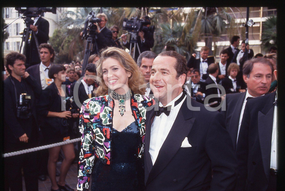 35mm vintage slide* 1990ca Cannes Paul-Loup Sulitzer   Diapositiva d'epoca, in formato 35 mm. CONDIZIONI: GOODTutti i diritti riservati.E' severamente vietata la riproduzione. ICharta mette in vendita, sul negozio eBay e in esclusiva sul sito "icharta" il proprio archivio composto da numerose diapositive e negativi fotografici d'epoca, tutti originali e autentici, che attraversano la storia del costume italiano tra gli la fine degli anni Sessanta e Novanta.Si tratta di uno sguardo inedito sull'attualità, la politica, la vita quotidiana, il gossip e la cultura, che fotografa il cambiamento della nazione in quest'ultimo scorcio del XX secolo. Un'occasione unica per il mercato del collezionismo, che vede finalmente disponibile un archivio eccezionale per vastità, tematiche e condizioni, in un settore (il negativo fotografico e la diapositiva) di assoluta novità e dalle interessanti prospettive di investimento.  originale e autentica 1