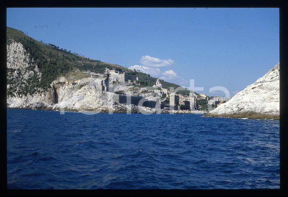 35mm vintage slide* 1995ca PORTO VENERE (SP) Scorcio panoramico artistico   Diapositiva d'epoca, in formato 35 mm. CONDIZIONI: GOODTutti i diritti riservati.E' severamente vietata la riproduzione. ICharta mette in vendita, sul negozio eBay e in esclusiva sul sito "icharta" il proprio archivio composto da numerose diapositive e negativi fotografici d'epoca, tutti originali e autentici, che attraversano la storia del costume italiano tra gli la fine degli anni Sessanta e Novanta.Si tratta di uno sguardo inedito sull'attualità, la politica, la vita quotidiana, il gossip e la cultura, che fotografa il cambiamento della nazione in quest'ultimo scorcio del XX secolo. Un'occasione unica per il mercato del collezionismo, che vede finalmente disponibile un archivio eccezionale per vastità, tematiche e condizioni, in un settore (il negativo fotografico e la diapositiva) di assoluta novità e dalle interessanti prospettive di investimento.  originale e autentica 1