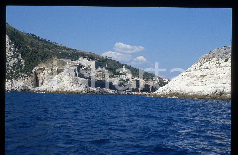 35mm vintage slide* 1995ca PORTO VENERE (SP) Scorcio panoramico artistico ****   Diapositiva d'epoca, in formato 35 mm. CONDIZIONI: GOODTutti i diritti riservati.E' severamente vietata la riproduzione. ICharta mette in vendita, sul negozio eBay e in esclusiva sul sito "icharta" il proprio archivio composto da numerose diapositive e negativi fotografici d'epoca, tutti originali e autentici, che attraversano la storia del costume italiano tra gli la fine degli anni Sessanta e Novanta.Si tratta di uno sguardo inedito sull'attualità, la politica, la vita quotidiana, il gossip e la cultura, che fotografa il cambiamento della nazione in quest'ultimo scorcio del XX secolo. Un'occasione unica per il mercato del collezionismo, che vede finalmente disponibile un archivio eccezionale per vastità, tematiche e condizioni, in un settore (il negativo fotografico e la diapositiva) di assoluta novità e dalle interessanti prospettive di investimento.  originale e autentica 1