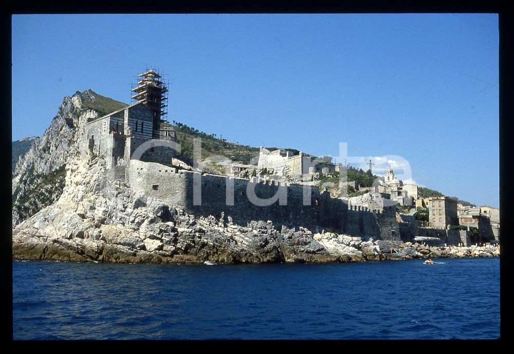 35mm vintage slide* 1995ca PORTO VENERE (SP) Scorcio panoramico artistico *   Diapositiva d'epoca, in formato 35 mm. CONDIZIONI: GOODTutti i diritti riservati.E' severamente vietata la riproduzione. ICharta mette in vendita, sul negozio eBay e in esclusiva sul sito "icharta" il proprio archivio composto da numerose diapositive e negativi fotografici d'epoca, tutti originali e autentici, che attraversano la storia del costume italiano tra gli la fine degli anni Sessanta e Novanta.Si tratta di uno sguardo inedito sull'attualità, la politica, la vita quotidiana, il gossip e la cultura, che fotografa il cambiamento della nazione in quest'ultimo scorcio del XX secolo. Un'occasione unica per il mercato del collezionismo, che vede finalmente disponibile un archivio eccezionale per vastità, tematiche e condizioni, in un settore (il negativo fotografico e la diapositiva) di assoluta novità e dalle interessanti prospettive di investimento.  originale e autentica 1