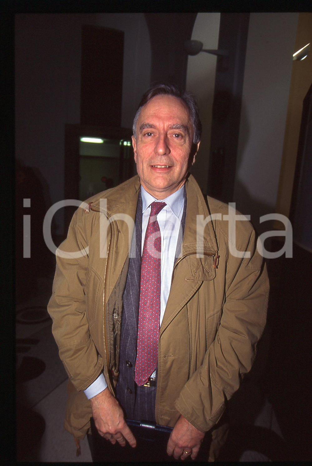 35mm vintage slide* 1995ca Milano JEAN-CLAUDE PASTY Ritratto   Diapositiva d'epoca, in formato 35 mm. CONDIZIONI: GOODTutti i diritti riservati.E' severamente vietata la riproduzione. ICharta mette in vendita, sul negozio eBay e in esclusiva sul sito "icharta" il proprio archivio composto da numerose diapositive e negativi fotografici d'epoca, tutti originali e autentici, che attraversano la storia del costume italiano tra gli la fine degli anni Sessanta e Novanta.Si tratta di uno sguardo inedito sull'attualità, la politica, la vita quotidiana, il gossip e la cultura, che fotografa il cambiamento della nazione in quest'ultimo scorcio del XX secolo. Un'occasione unica per il mercato del collezionismo, che vede finalmente disponibile un archivio eccezionale per vastità, tematiche e condizioni, in un settore (il negativo fotografico e la diapositiva) di assoluta novità e dalle interessanti prospettive di investimento.  originale e autentica 1