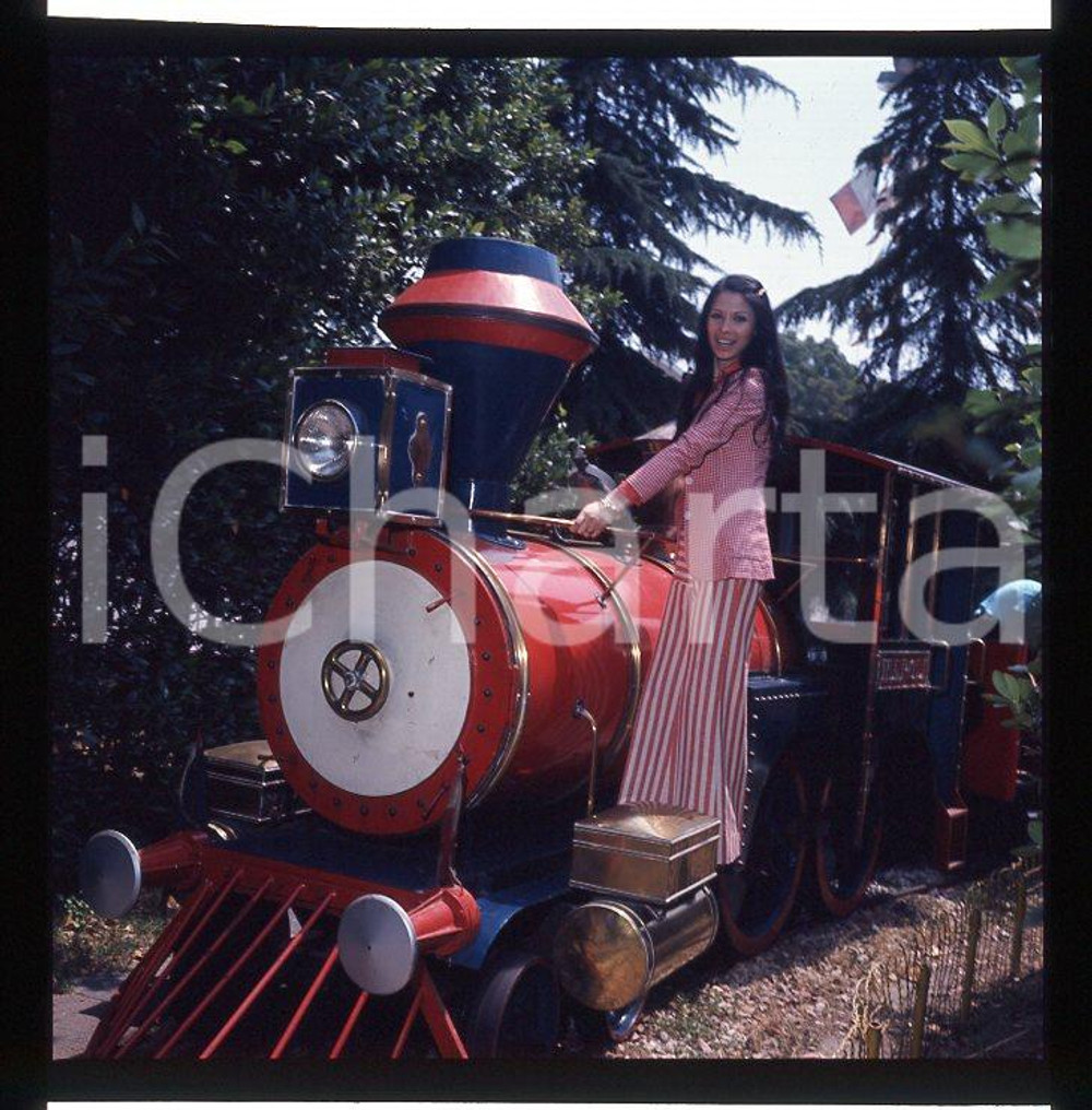 6X6cm NEGATIVO ORIGINALE * 1970ca ROSANNA FRATELLO  in parco divertimenti