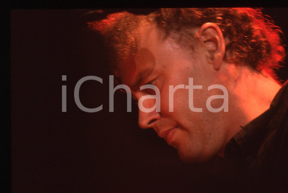 35mm vintage slide* 1987 Milano - Bruce Hornsby in concerto (4)   Diapositiva d'epoca, in formato 35 mm. CONDIZIONI: GOODTutti i diritti riservati.E' severamente vietata la riproduzione. ICharta mette in vendita, sul negozio eBay e in esclusiva sul sito "icharta" il proprio archivio composto da numerose diapositive e negativi fotografici d'epoca, tutti originali e autentici, che attraversano la storia del costume italiano tra gli la fine degli anni Sessanta e Novanta.Si tratta di uno sguardo inedito sull'attualità, la politica, la vita quotidiana, il gossip e la cultura, che fotografa il cambiamento della nazione in quest'ultimo scorcio del XX secolo. Un'occasione unica per il mercato del collezionismo, che vede finalmente disponibile un archivio eccezionale per vastità, tematiche e condizioni, in un settore (il negativo fotografico e la diapositiva) di assoluta novità e dalle interessanti prospettive di investimento.  originale e autentica 1