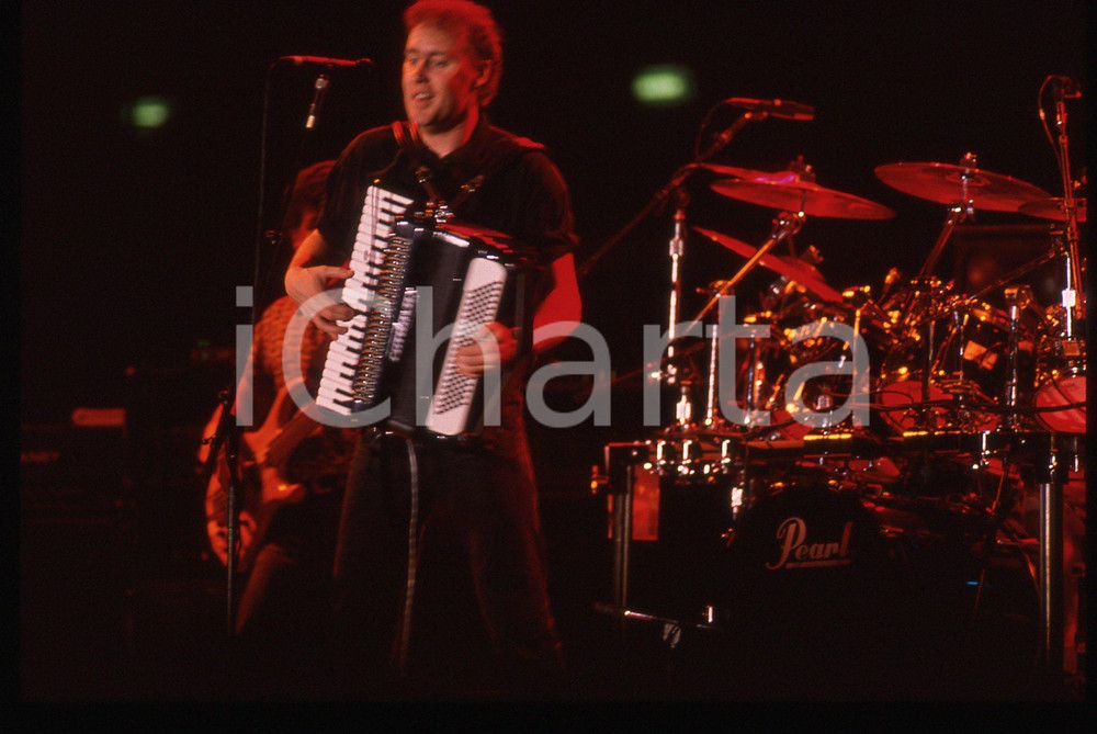 35mm vintage slide* 1987 Milano - Bruce Hornsby in concerto (5)   Diapositiva d'epoca, in formato 35 mm. CONDIZIONI: GOODTutti i diritti riservati.E' severamente vietata la riproduzione. ICharta mette in vendita, sul negozio eBay e in esclusiva sul sito "icharta" il proprio archivio composto da numerose diapositive e negativi fotografici d'epoca, tutti originali e autentici, che attraversano la storia del costume italiano tra gli la fine degli anni Sessanta e Novanta.Si tratta di uno sguardo inedito sull'attualità, la politica, la vita quotidiana, il gossip e la cultura, che fotografa il cambiamento della nazione in quest'ultimo scorcio del XX secolo. Un'occasione unica per il mercato del collezionismo, che vede finalmente disponibile un archivio eccezionale per vastità, tematiche e condizioni, in un settore (il negativo fotografico e la diapositiva) di assoluta novità e dalle interessanti prospettive di investimento.  originale e autentica 1