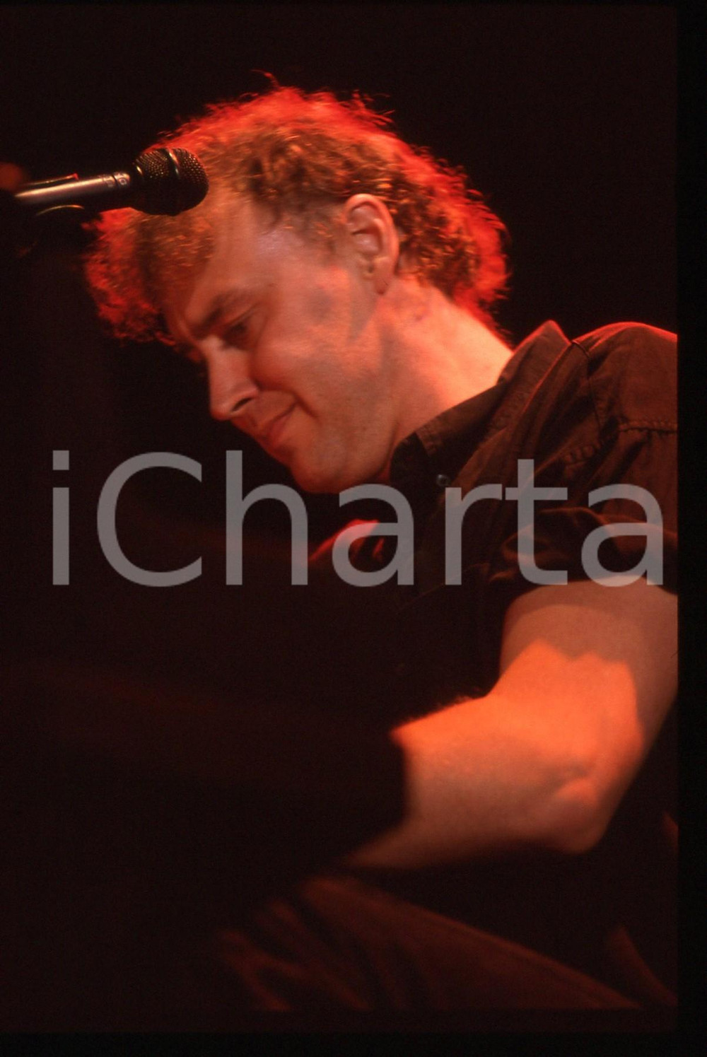 35mm vintage slide* 1987 Milano - Bruce Hornsby in concerto (7)   Diapositiva d'epoca, in formato 35 mm. CONDIZIONI: GOODTutti i diritti riservati.E' severamente vietata la riproduzione. ICharta mette in vendita, sul negozio eBay e in esclusiva sul sito "icharta" il proprio archivio composto da numerose diapositive e negativi fotografici d'epoca, tutti originali e autentici, che attraversano la storia del costume italiano tra gli la fine degli anni Sessanta e Novanta.Si tratta di uno sguardo inedito sull'attualità, la politica, la vita quotidiana, il gossip e la cultura, che fotografa il cambiamento della nazione in quest'ultimo scorcio del XX secolo. Un'occasione unica per il mercato del collezionismo, che vede finalmente disponibile un archivio eccezionale per vastità, tematiche e condizioni, in un settore (il negativo fotografico e la diapositiva) di assoluta novità e dalle interessanti prospettive di investimento.  originale e autentica 1