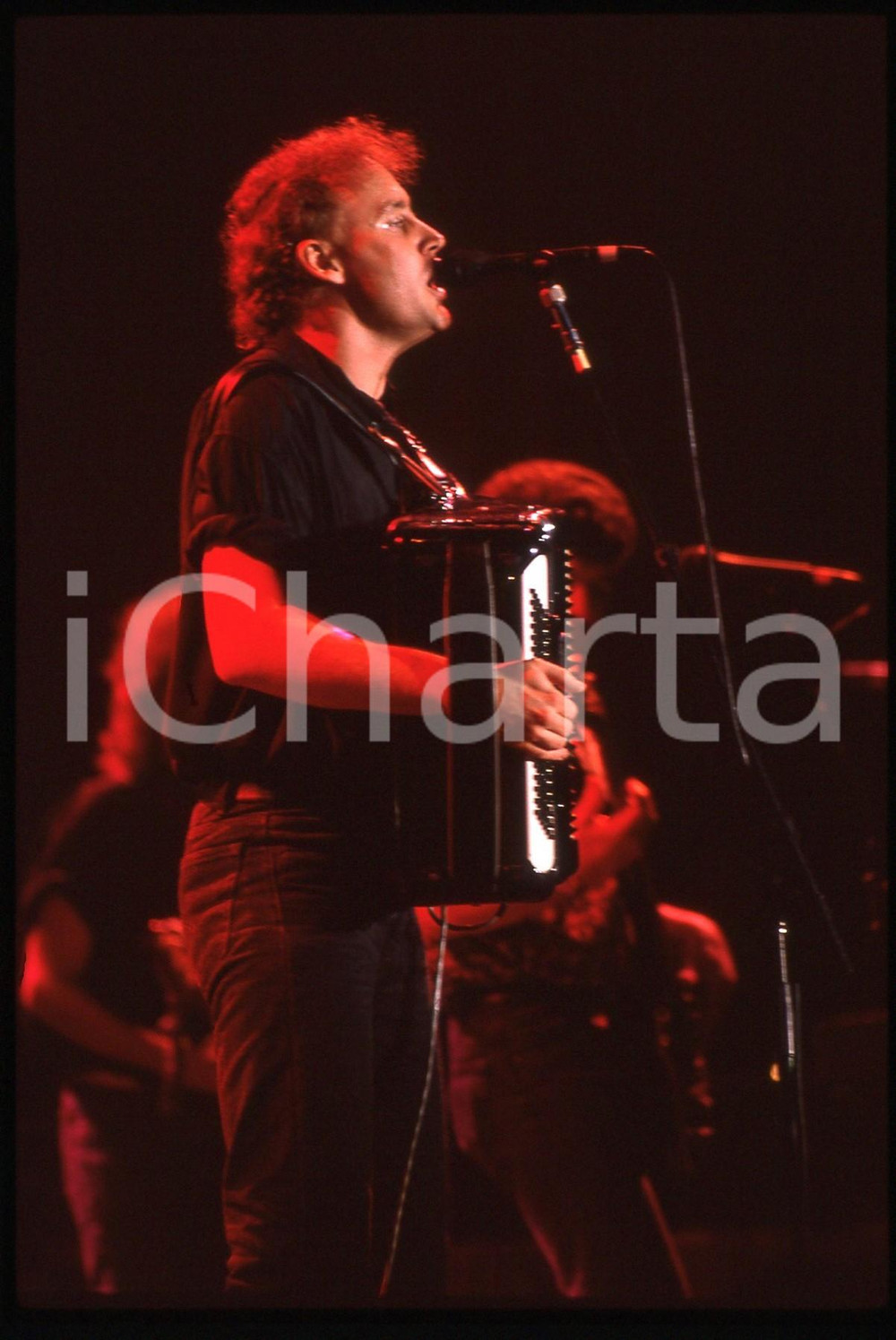 35mm vintage slide* 1987 Milano - Bruce Hornsby in concerto (9)   Diapositiva d'epoca, in formato 35 mm. CONDIZIONI: GOODTutti i diritti riservati.E' severamente vietata la riproduzione. ICharta mette in vendita, sul negozio eBay e in esclusiva sul sito "icharta" il proprio archivio composto da numerose diapositive e negativi fotografici d'epoca, tutti originali e autentici, che attraversano la storia del costume italiano tra gli la fine degli anni Sessanta e Novanta.Si tratta di uno sguardo inedito sull'attualità, la politica, la vita quotidiana, il gossip e la cultura, che fotografa il cambiamento della nazione in quest'ultimo scorcio del XX secolo. Un'occasione unica per il mercato del collezionismo, che vede finalmente disponibile un archivio eccezionale per vastità, tematiche e condizioni, in un settore (il negativo fotografico e la diapositiva) di assoluta novità e dalle interessanti prospettive di investimento.  originale e autentica 1