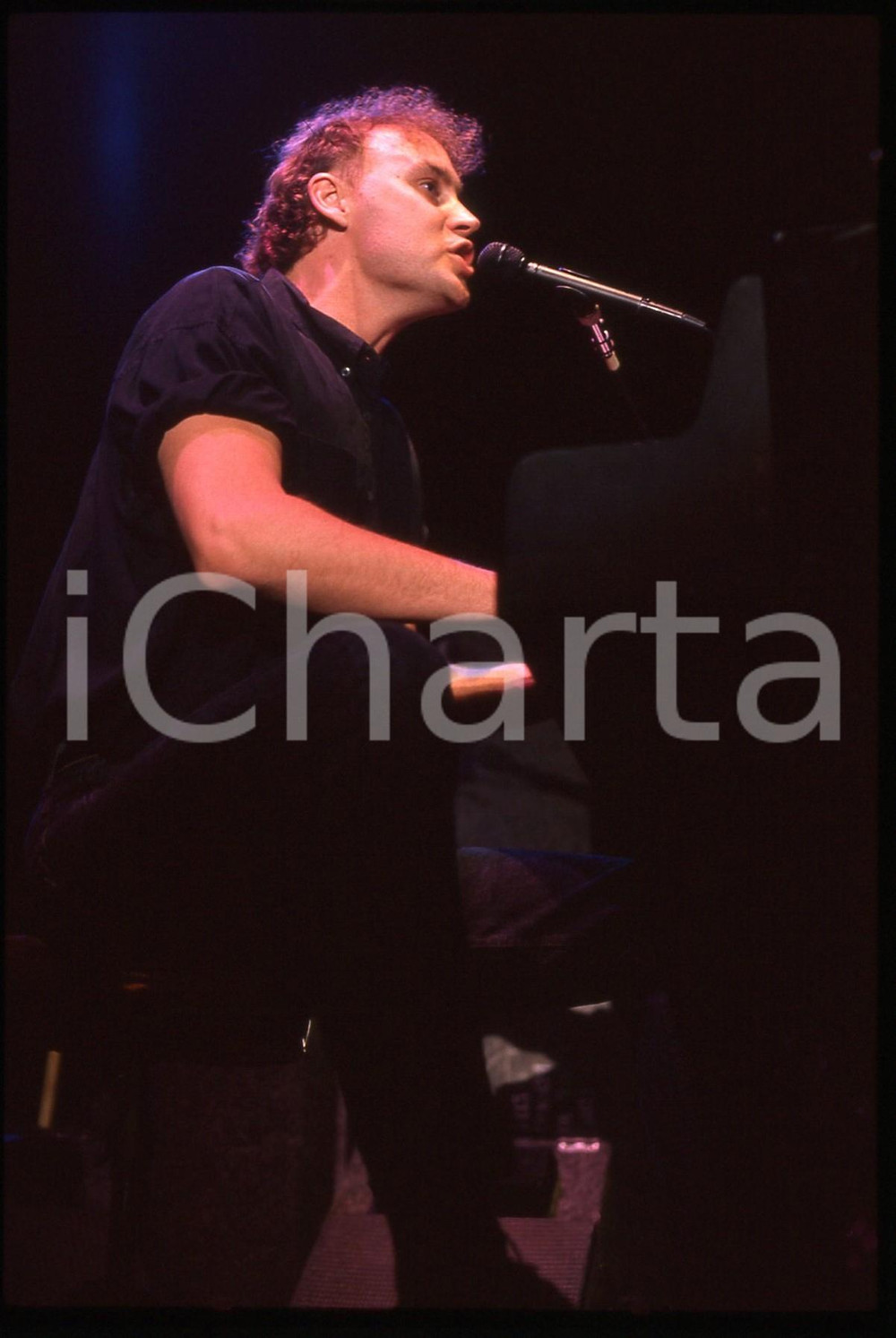 35mm vintage slide* 1987 Milano - Bruce Hornsby in concerto (10)   Diapositiva d'epoca, in formato 35 mm. CONDIZIONI: VERY GOODTutti i diritti riservati.E' severamente vietata la riproduzione. ICharta mette in vendita, sul negozio eBay e in esclusiva sul sito "icharta" il proprio archivio composto da numerose diapositive e negativi fotografici d'epoca, tutti originali e autentici, che attraversano la storia del costume italiano tra gli la fine degli anni Sessanta e Novanta.Si tratta di uno sguardo inedito sull'attualit&agrave;, la politica, la vita quotidiana, il gossip e la cultura, che fotografa il cambiamento della nazione in quest'ultimo scorcio del XX secolo. Un'occasione unica per il mercato del collezionismo, che vede finalmente disponibile un archivio eccezionale per vastit&agrave;, tematiche e condizioni, in un settore (il negativo fotografico e la diapositiva) di assoluta novit&agrave; e dalle interessanti prospettive di investimento.  originale e autentica 1