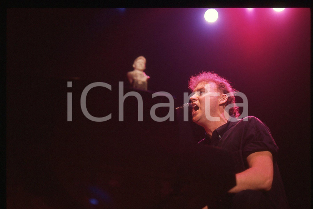 35mm vintage slide* 1987 Milano - Bruce Hornsby in concerto (15)   Diapositiva d'epoca, in formato 35 mm. CONDIZIONI: GOODTutti i diritti riservati.E' severamente vietata la riproduzione. ICharta mette in vendita, sul negozio eBay e in esclusiva sul sito "icharta" il proprio archivio composto da numerose diapositive e negativi fotografici d'epoca, tutti originali e autentici, che attraversano la storia del costume italiano tra gli la fine degli anni Sessanta e Novanta.Si tratta di uno sguardo inedito sull'attualità, la politica, la vita quotidiana, il gossip e la cultura, che fotografa il cambiamento della nazione in quest'ultimo scorcio del XX secolo. Un'occasione unica per il mercato del collezionismo, che vede finalmente disponibile un archivio eccezionale per vastità, tematiche e condizioni, in un settore (il negativo fotografico e la diapositiva) di assoluta novità e dalle interessanti prospettive di investimento.  originale e autentica 1