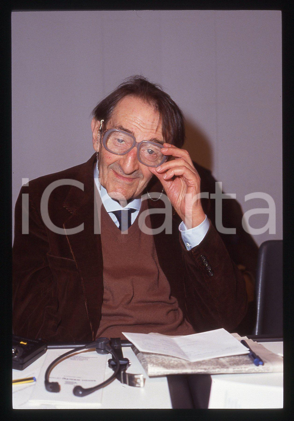 35mm vintage slide* 1990ca MILANO Ritratto diIzrail' Moiseevič Metter 2   Diapositiva d'epoca, in formato 35 mm. CONDIZIONI: GOODTutti i diritti riservati.E' severamente vietata la riproduzione. ICharta mette in vendita, sul negozio eBay e in esclusiva sul sito "icharta" il proprio archivio composto da numerose diapositive e negativi fotografici d'epoca, tutti originali e autentici, che attraversano la storia del costume italiano tra gli la fine degli anni Sessanta e Novanta.Si tratta di uno sguardo inedito sull'attualità, la politica, la vita quotidiana, il gossip e la cultura, che fotografa il cambiamento della nazione in quest'ultimo scorcio del XX secolo. Un'occasione unica per il mercato del collezionismo, che vede finalmente disponibile un archivio eccezionale per vastità, tematiche e condizioni, in un settore (il negativo fotografico e la diapositiva) di assoluta novità e dalle interessanti prospettive di investimento.  originale e autentica 1