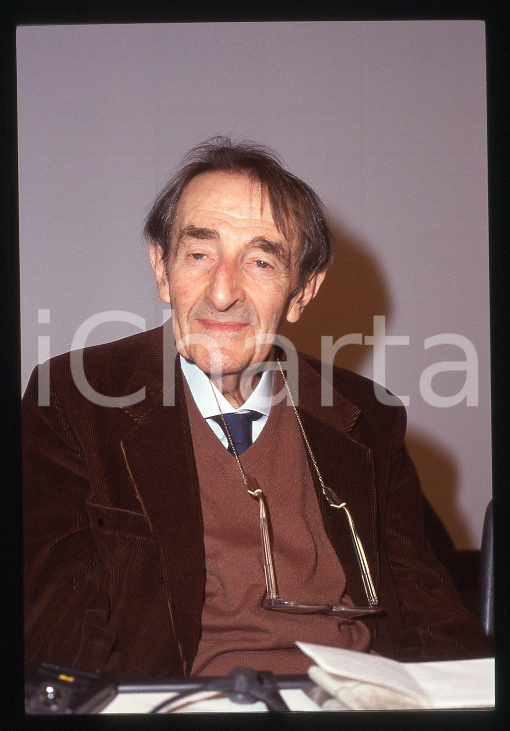 35mm vintage slide* 1990ca Ritratto di Izrail' Moiseevič Metter (5)   Diapositiva d'epoca, in formato 35 mm. CONDIZIONI: GOODTutti i diritti riservati.E' severamente vietata la riproduzione. ICharta mette in vendita, sul negozio eBay e in esclusiva sul sito "icharta" il proprio archivio composto da numerose diapositive e negativi fotografici d'epoca, tutti originali e autentici, che attraversano la storia del costume italiano tra gli la fine degli anni Sessanta e Novanta.Si tratta di uno sguardo inedito sull'attualità, la politica, la vita quotidiana, il gossip e la cultura, che fotografa il cambiamento della nazione in quest'ultimo scorcio del XX secolo. Un'occasione unica per il mercato del collezionismo, che vede finalmente disponibile un archivio eccezionale per vastità, tematiche e condizioni, in un settore (il negativo fotografico e la diapositiva) di assoluta novità e dalle interessanti prospettive di investimento. CONDIZIONI:FAIR/discretoFORMATO: 35mm originale e autentica 1