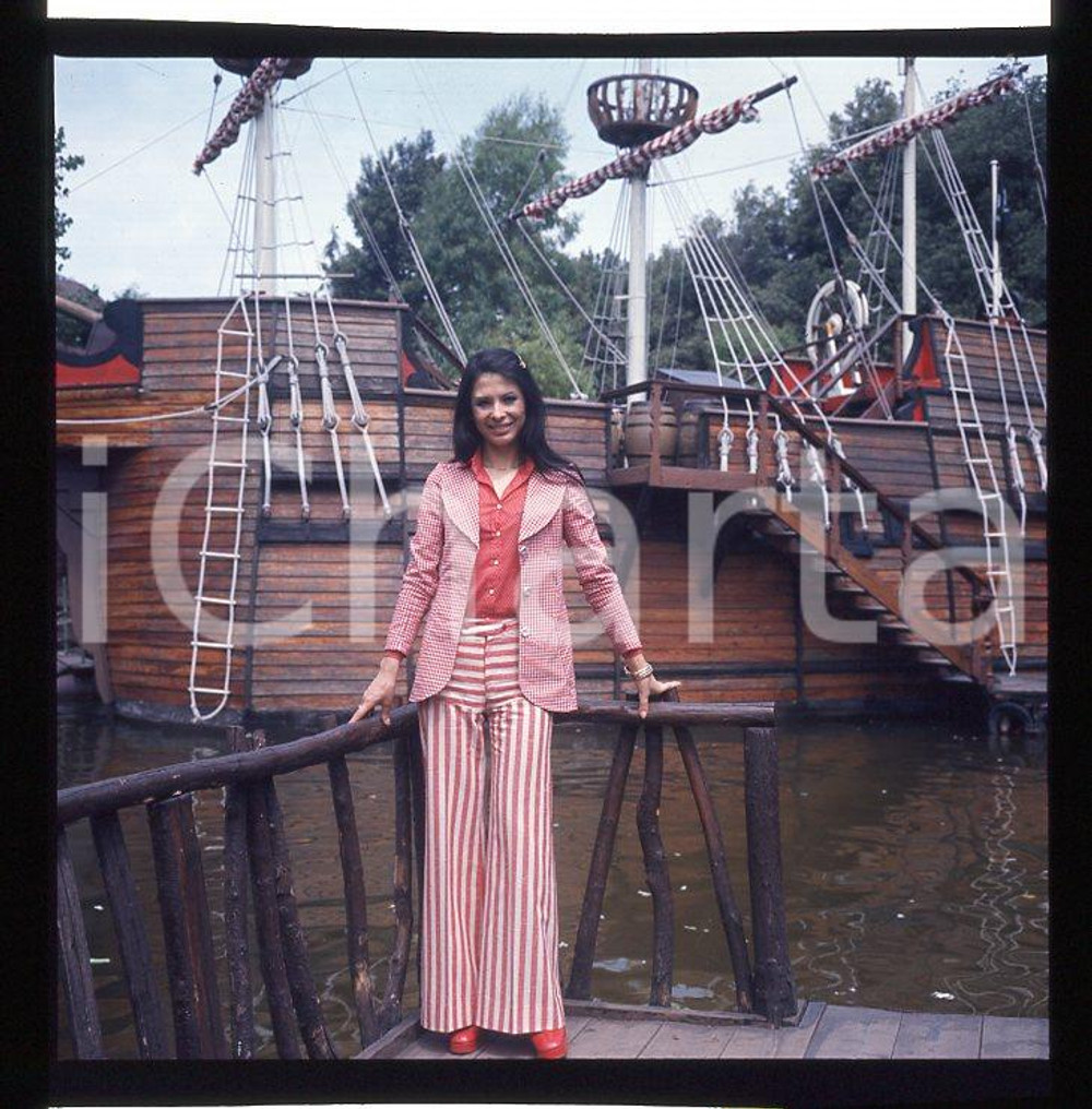 6X6cm NEGATIVO ORIGINALE * 1970ca ROSANNA FRATELLO  in parco divertimenti (2)