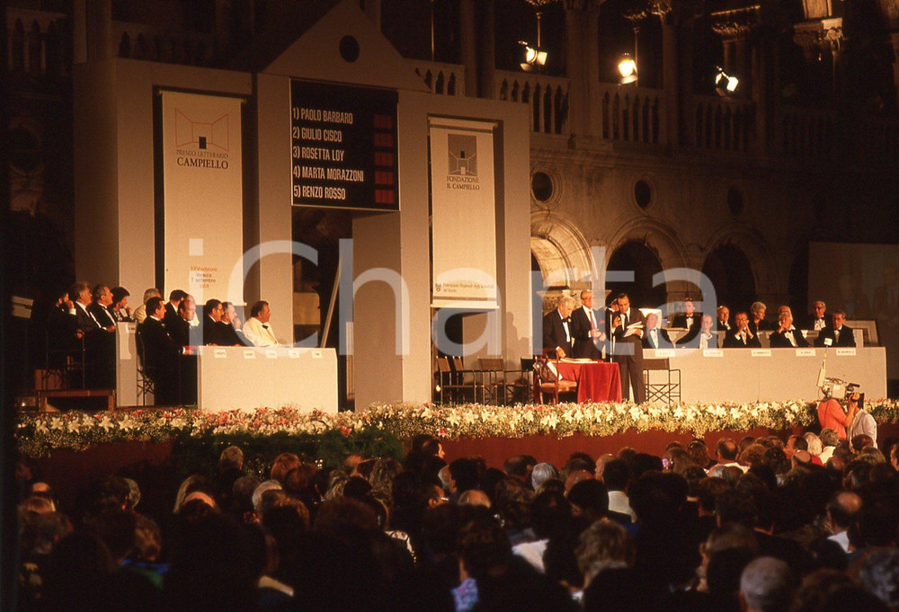 35mm vintage slide* 1988 Venezia PREMIO CAMPIELLO premiazione 2   Diapositiva originale d'epoca,Tutti i diritti riservati.E' severamente vietata la riproduzione. ICharta mette in vendita, sul negozio eBay e in esclusiva sul sito "icharta" il proprio archivio composto da numerose diapositive e negativi fotografici d'epoca, tutti originali e autentici, che attraversano la storia del costume italiano tra gli la fine degli anni Sessanta e Novanta.Si tratta di uno sguardo inedito sull'attualità, la politica, la vita quotidiana, il gossip e la cultura, che fotografa il cambiamento della nazione in quest'ultimo scorcio del XX secolo. Un'occasione unica per il mercato del collezionismo, che vede finalmente disponibile un archivio eccezionale per vastità, tematiche e condizioni, in un settore (il negativo fotografico e la diapositiva) di assoluta novità e dalle interessanti prospettive di investimento. CONDIZIONI:FAIR/discretoFORMATO: 35mm originale e autentica 1