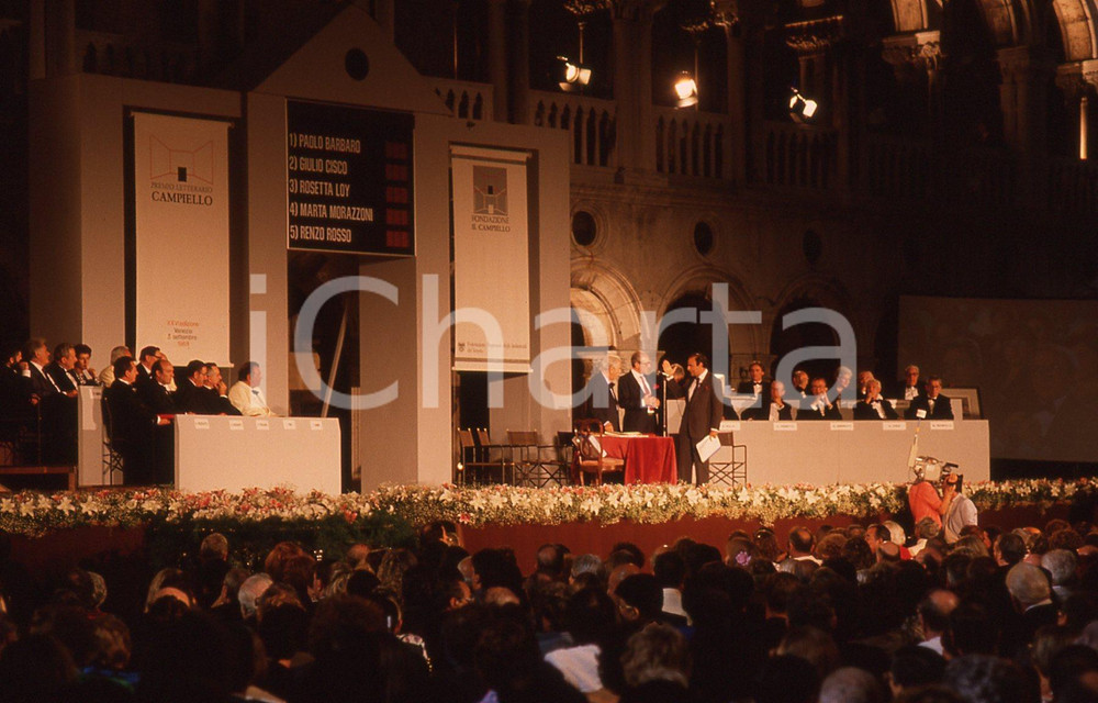 35mm vintage slide* 1988 Venezia PREMIO CAMPIELLO premiazione 3   Diapositiva originale d'epoca,Tutti i diritti riservati.E' severamente vietata la riproduzione. ICharta mette in vendita, sul negozio eBay e in esclusiva sul sito "icharta" il proprio archivio composto da numerose diapositive e negativi fotografici d'epoca, tutti originali e autentici, che attraversano la storia del costume italiano tra gli la fine degli anni Sessanta e Novanta.Si tratta di uno sguardo inedito sull'attualità, la politica, la vita quotidiana, il gossip e la cultura, che fotografa il cambiamento della nazione in quest'ultimo scorcio del XX secolo. Un'occasione unica per il mercato del collezionismo, che vede finalmente disponibile un archivio eccezionale per vastità, tematiche e condizioni, in un settore (il negativo fotografico e la diapositiva) di assoluta novità e dalle interessanti prospettive di investimento. CONDIZIONI:FAIR/discretoFORMATO: 35mm originale e autentica 1
