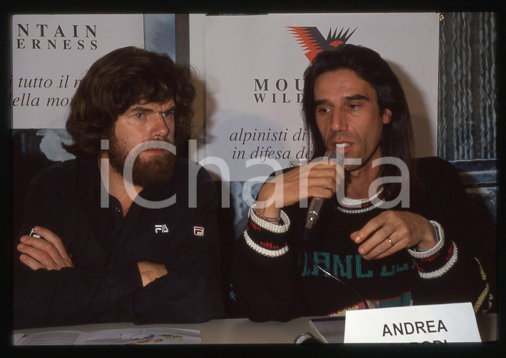 35mm vintage slide* 1993 MILANO Reinhold Messner con Andrea Parodi   Diapositiva d'epoca, in formato 35 mm. CONDIZIONI: VERY GOODTutti i diritti riservati.E' severamente vietata la riproduzione. ICharta mette in vendita, sul negozio eBay e in esclusiva sul sito "icharta" il proprio archivio composto da numerose diapositive e negativi fotografici d'epoca, tutti originali e autentici, che attraversano la storia del costume italiano tra gli la fine degli anni Sessanta e Novanta.Si tratta di uno sguardo inedito sull'attualit&agrave;, la politica, la vita quotidiana, il gossip e la cultura, che fotografa il cambiamento della nazione in quest'ultimo scorcio del XX secolo. Un'occasione unica per il mercato del collezionismo, che vede finalmente disponibile un archivio eccezionale per vastit&agrave;, tematiche e condizioni, in un settore (il negativo fotografico e la diapositiva) di assoluta novit&agrave; e dalle interessanti prospettive di investimento.  originale e autentica 1
