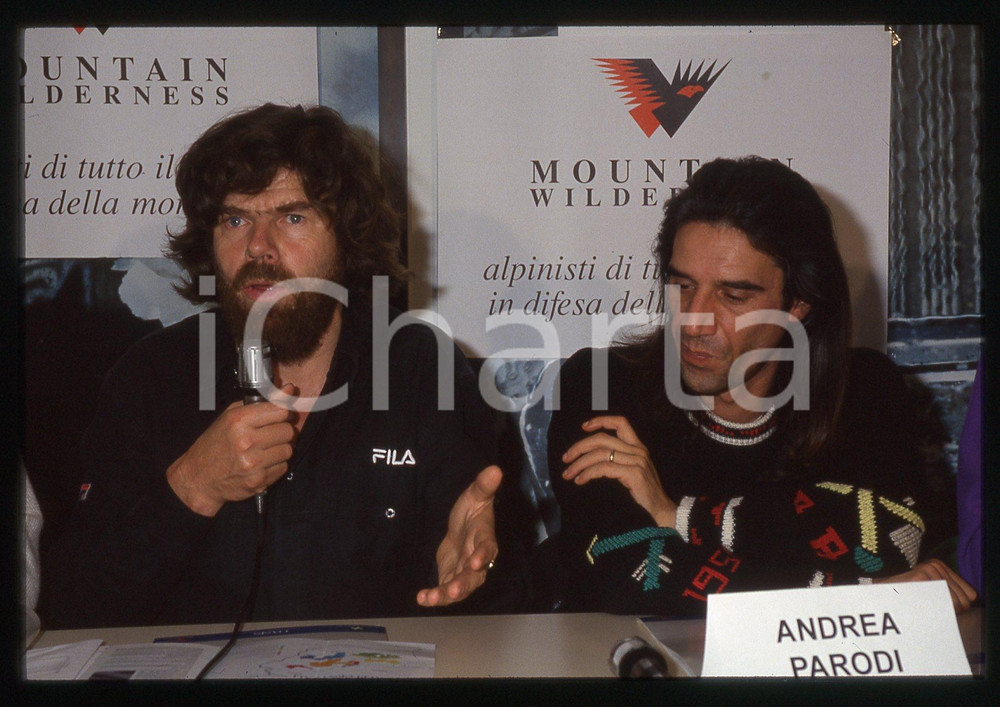 35mm vint. slide 1993 MILANO Reinhold MESSNER Andrea PARODI  MOUNTAIN WILDERNESS   Diapositiva d'epoca, in formato 35 mm. CONDIZIONI: VERY GOODTutti i diritti riservati.E' severamente vietata la riproduzione. ICharta mette in vendita, sul negozio eBay e in esclusiva sul sito "icharta" il proprio archivio composto da numerose diapositive e negativi fotografici d'epoca, tutti originali e autentici, che attraversano la storia del costume italiano tra gli la fine degli anni Sessanta e Novanta.Si tratta di uno sguardo inedito sull'attualit&agrave;, la politica, la vita quotidiana, il gossip e la cultura, che fotografa il cambiamento della nazione in quest'ultimo scorcio del XX secolo. Un'occasione unica per il mercato del collezionismo, che vede finalmente disponibile un archivio eccezionale per vastit&agrave;, tematiche e condizioni, in un settore (il negativo fotografico e la diapositiva) di assoluta novit&agrave; e dalle interessanti prospettive di investimento.  originale e autentica 1