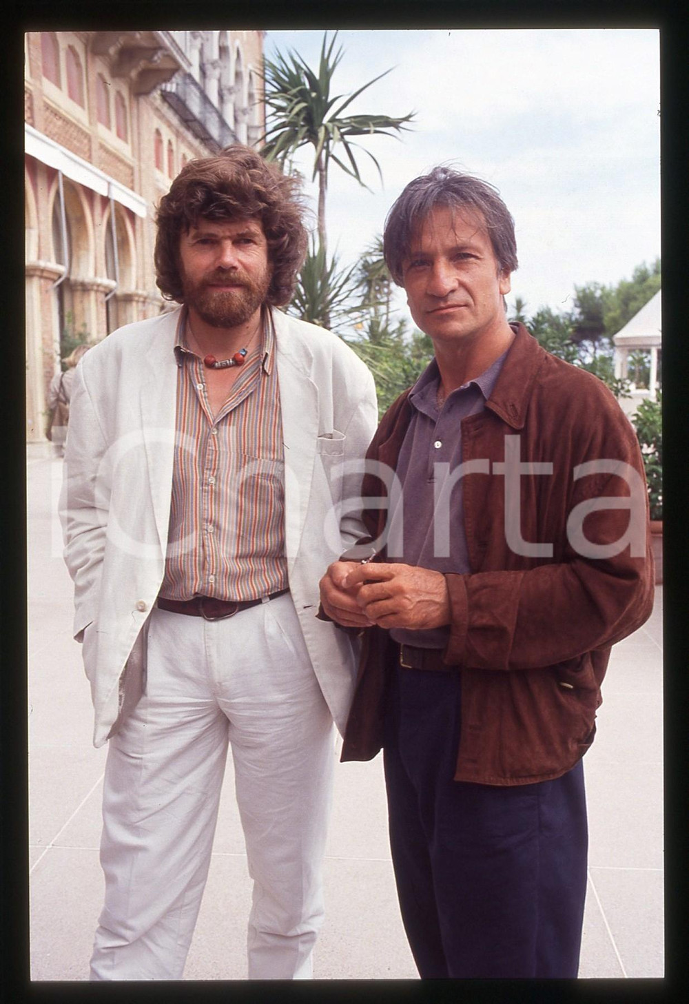 35mm vint. slide 1990ca VENEZIA Reinhold MESSNER con Vittorio MEZZOGIORNO (2)   Diapositiva d'epoca, in formato 35 mm. CONDIZIONI: VERY GOODTutti i diritti riservati.E' severamente vietata la riproduzione. ICharta mette in vendita, sul negozio eBay e in esclusiva sul sito "icharta" il proprio archivio composto da numerose diapositive e negativi fotografici d'epoca, tutti originali e autentici, che attraversano la storia del costume italiano tra gli la fine degli anni Sessanta e Novanta.Si tratta di uno sguardo inedito sull'attualit&agrave;, la politica, la vita quotidiana, il gossip e la cultura, che fotografa il cambiamento della nazione in quest'ultimo scorcio del XX secolo. Un'occasione unica per il mercato del collezionismo, che vede finalmente disponibile un archivio eccezionale per vastit&agrave;, tematiche e condizioni, in un settore (il negativo fotografico e la diapositiva) di assoluta novit&agrave; e dalle interessanti prospettive di investimento.  originale e autentica 1