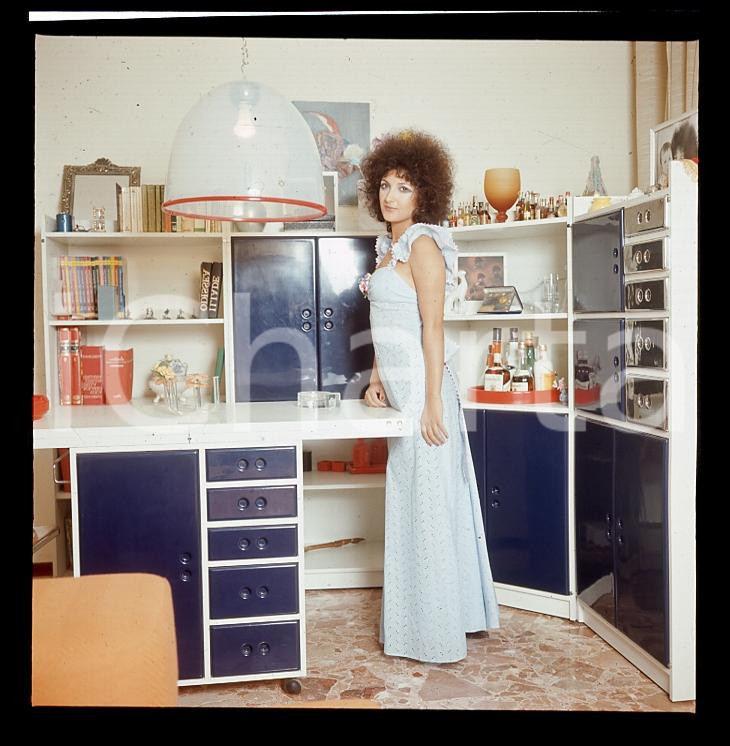 1970 circa MARCELLA BELLA  ritratto in casa *DIAPOSITIVA ORIGINALE D'EPOCA   Diapositiva originale d'epoca a colori, in formato cm 6 x 6  E' SEVERAMENTE VIETATA LA RIPRODUZIONE.TUTTI I DIRITTI SONO RISERVATI.ICharta mette in vendita, sul negozio eBay e in esclusiva sul sito "icharta" il proprio archivio composto da numerose diapositive e negativi fotografici d'epoca, tutti originali e autentici, che attraversano la storia del costume italiano tra gli la fine degli anni Sessanta e Novanta.Si tratta di uno sguardo inedito sull'attualità, la politica, la vita quotidiana, il gossip e la cultura, che fotografa il cambiamento della nazione in quest'ultimo scorcio del XX secolo. Un'occasione unica per il mercato del collezionismo, che vede finalmente disponibile un archivio eccezionale per vastità, tematiche e condizioni, in un settore (il negativo fotografico e la diapositiva) di assoluta novità e dalle interessanti prospettive di investimento.  originale e autentica 1