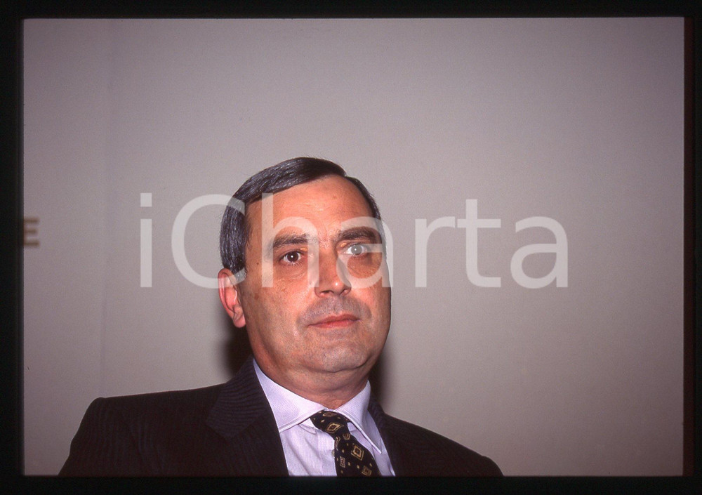 35mm vintage slide* 1990 MILANO ritratto di Vittorio MESSORI (3)   Diapositiva d'epoca, in formato 35 mm CONDIZIONI: GOODTutti i diritti riservati.E' severamente vietata la riproduzione. ICharta mette in vendita, sul negozio eBay e in esclusiva sul sito "icharta" il proprio archivio composto da numerose diapositive e negativi fotografici d'epoca, tutti originali e autentici, che attraversano la storia del costume italiano tra gli la fine degli anni Sessanta e Novanta.Si tratta di uno sguardo inedito sull'attualit&agrave;, la politica, la vita quotidiana, il gossip e la cultura, che fotografa il cambiamento della nazione in quest'ultimo scorcio del XX secolo. Un'occasione unica per il mercato del collezionismo, che vede finalmente disponibile un archivio eccezionale per vastit&agrave;, tematiche e condizioni, in un settore (il negativo fotografico e la diapositiva) di assoluta novit&agrave; e dalle interessanti prospettive di investimento.  originale e autentica 1