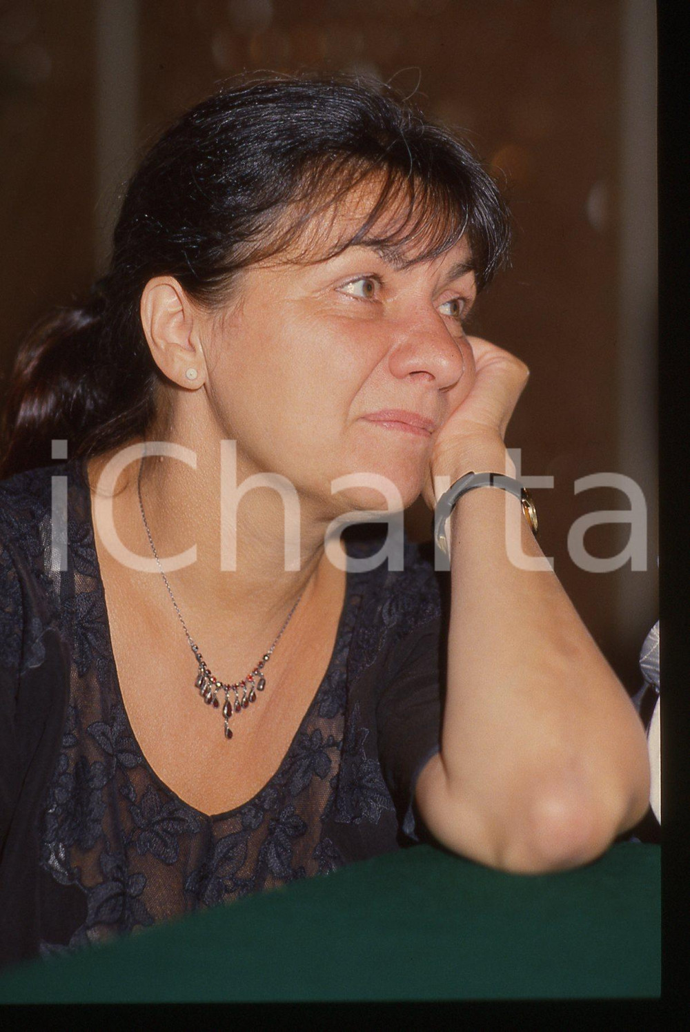 35mm vintage slide* 1990ca Márta Mészáros ritratto della regista   Diapositiva d'epoca, in formato 35 mm. CONDIZIONI: GOODTutti i diritti riservati.E' severamente vietata la riproduzione. ICharta mette in vendita, sul negozio eBay e in esclusiva sul sito "icharta" il proprio archivio composto da numerose diapositive e negativi fotografici d'epoca, tutti originali e autentici, che attraversano la storia del costume italiano tra gli la fine degli anni Sessanta e Novanta.Si tratta di uno sguardo inedito sull'attualit&agrave;, la politica, la vita quotidiana, il gossip e la cultura, che fotografa il cambiamento della nazione in quest'ultimo scorcio del XX secolo. Un'occasione unica per il mercato del collezionismo, che vede finalmente disponibile un archivio eccezionale per vastit&agrave;, tematiche e condizioni, in un settore (il negativo fotografico e la diapositiva) di assoluta novit&agrave; e dalle interessanti prospettive di investimento.  originale e autentica 1