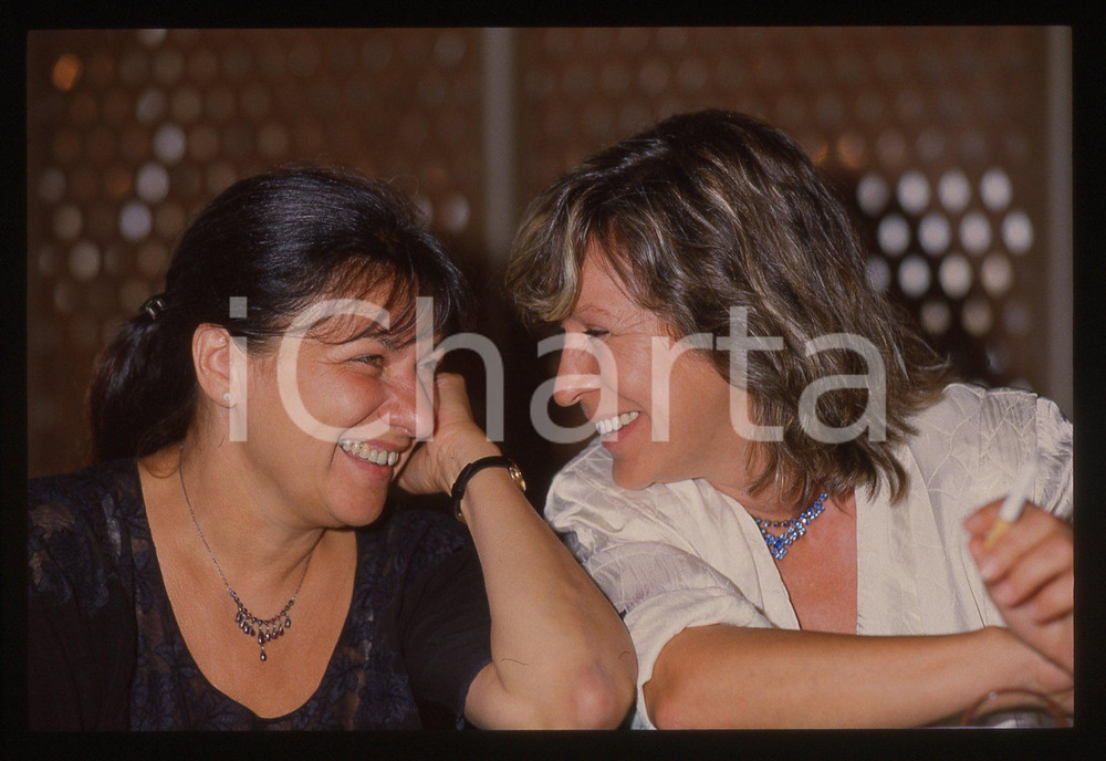 35mm vintage slide* 1990ca Márta Mészáros and Margarethe von Trotta   Diapositiva d'epoca, in formato 35 mm. CONDIZIONI: GOODTutti i diritti riservati.E' severamente vietata la riproduzione. ICharta mette in vendita, sul negozio eBay e in esclusiva sul sito "icharta" il proprio archivio composto da numerose diapositive e negativi fotografici d'epoca, tutti originali e autentici, che attraversano la storia del costume italiano tra gli la fine degli anni Sessanta e Novanta.Si tratta di uno sguardo inedito sull'attualit&agrave;, la politica, la vita quotidiana, il gossip e la cultura, che fotografa il cambiamento della nazione in quest'ultimo scorcio del XX secolo. Un'occasione unica per il mercato del collezionismo, che vede finalmente disponibile un archivio eccezionale per vastit&agrave;, tematiche e condizioni, in un settore (il negativo fotografico e la diapositiva) di assoluta novit&agrave; e dalle interessanti prospettive di investimento.  originale e autentica 1