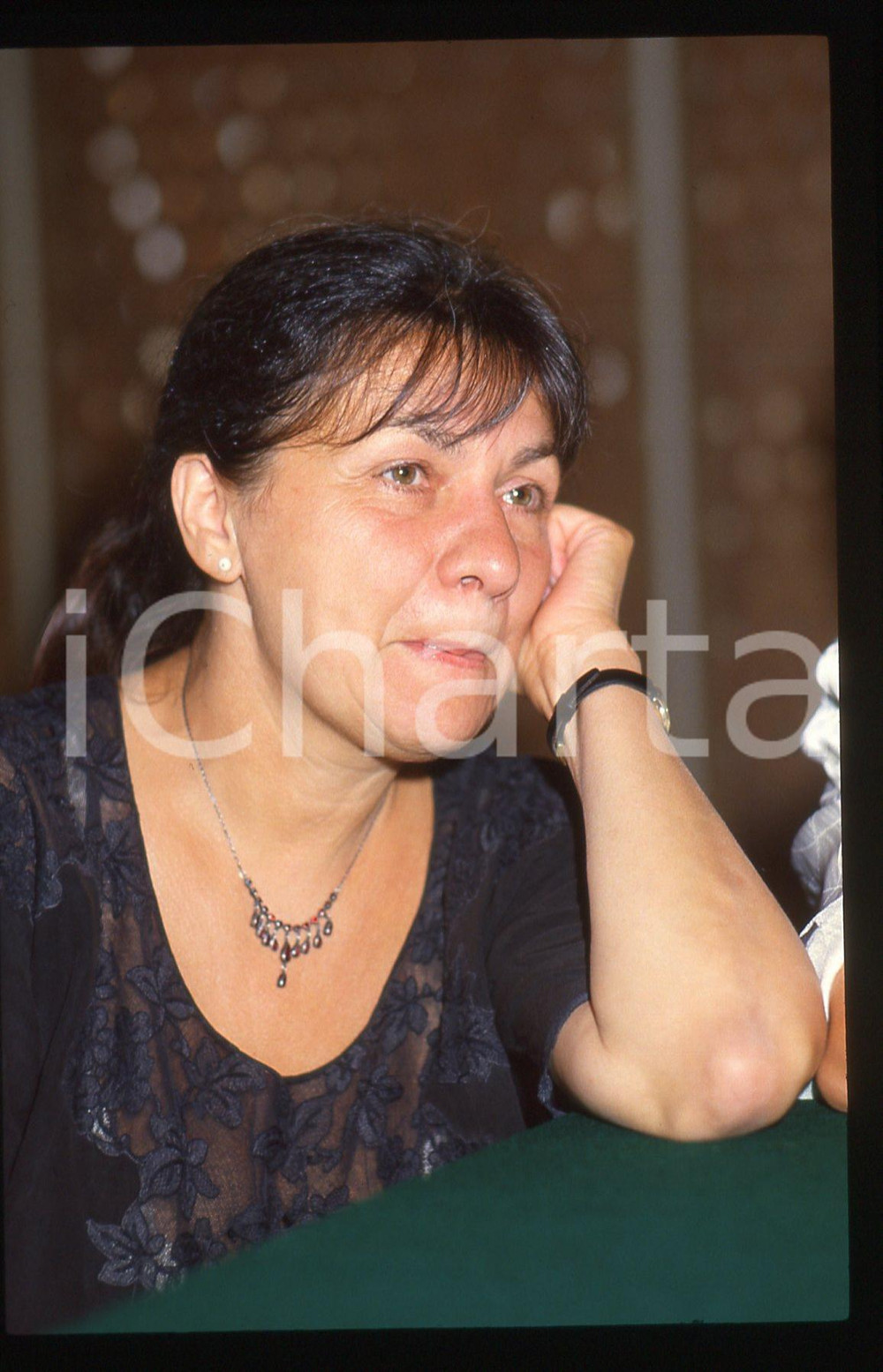 35mm vintage slide* 1990ca Márta Mészáros ritratto della regista 4   Diapositiva d'epoca, in formato 35 mm. CONDIZIONI: GOODTutti i diritti riservati.E' severamente vietata la riproduzione. ICharta mette in vendita, sul negozio eBay e in esclusiva sul sito "icharta" il proprio archivio composto da numerose diapositive e negativi fotografici d'epoca, tutti originali e autentici, che attraversano la storia del costume italiano tra gli la fine degli anni Sessanta e Novanta.Si tratta di uno sguardo inedito sull'attualit&agrave;, la politica, la vita quotidiana, il gossip e la cultura, che fotografa il cambiamento della nazione in quest'ultimo scorcio del XX secolo. Un'occasione unica per il mercato del collezionismo, che vede finalmente disponibile un archivio eccezionale per vastit&agrave;, tematiche e condizioni, in un settore (il negativo fotografico e la diapositiva) di assoluta novit&agrave; e dalle interessanti prospettive di investimento.  originale e autentica 1