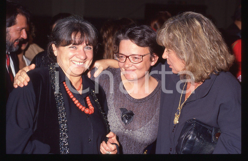 35mm vintage slide 1995ca Márta Mészáros Margarethe von Trotta Agnieszka Holland   Diapositiva d'epoca, in formato 35 mm. CONDIZIONI: GOODTutti i diritti riservati.E' severamente vietata la riproduzione. ICharta mette in vendita, sul negozio eBay e in esclusiva sul sito "icharta" il proprio archivio composto da numerose diapositive e negativi fotografici d'epoca, tutti originali e autentici, che attraversano la storia del costume italiano tra gli la fine degli anni Sessanta e Novanta.Si tratta di uno sguardo inedito sull'attualit&agrave;, la politica, la vita quotidiana, il gossip e la cultura, che fotografa il cambiamento della nazione in quest'ultimo scorcio del XX secolo. Un'occasione unica per il mercato del collezionismo, che vede finalmente disponibile un archivio eccezionale per vastit&agrave;, tematiche e condizioni, in un settore (il negativo fotografico e la diapositiva) di assoluta novit&agrave; e dalle interessanti prospettive di investimento.  originale e autentica 1