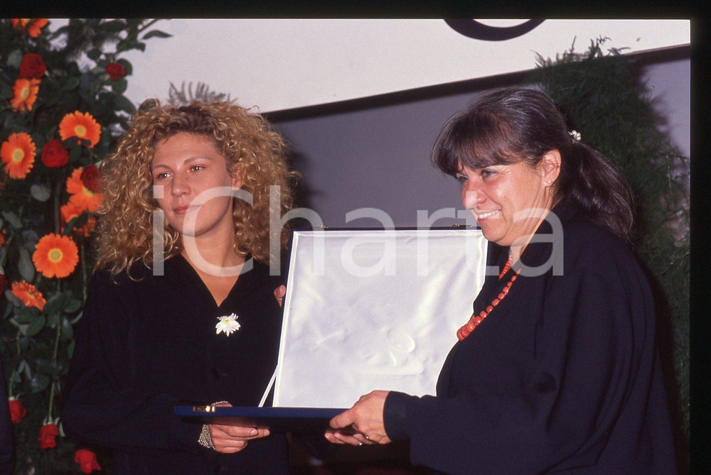 35mm vintage slide* 1995ca Márta Mészáros con Solveig Dommartin   Diapositiva d'epoca, in formato 35 mm. CONDIZIONI: GOODTutti i diritti riservati.E' severamente vietata la riproduzione. ICharta mette in vendita, sul negozio eBay e in esclusiva sul sito "icharta" il proprio archivio composto da numerose diapositive e negativi fotografici d'epoca, tutti originali e autentici, che attraversano la storia del costume italiano tra gli la fine degli anni Sessanta e Novanta.Si tratta di uno sguardo inedito sull'attualit&agrave;, la politica, la vita quotidiana, il gossip e la cultura, che fotografa il cambiamento della nazione in quest'ultimo scorcio del XX secolo. Un'occasione unica per il mercato del collezionismo, che vede finalmente disponibile un archivio eccezionale per vastit&agrave;, tematiche e condizioni, in un settore (il negativo fotografico e la diapositiva) di assoluta novit&agrave; e dalle interessanti prospettive di investimento.  originale e autentica 1